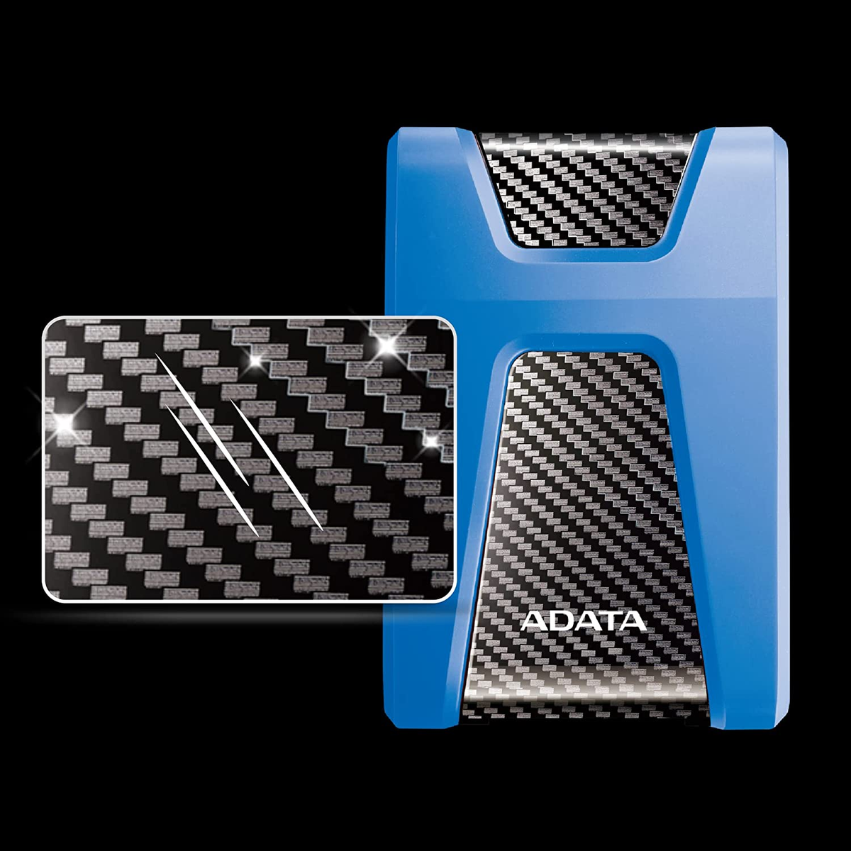 Niebieski i czarny zewnętrzny dysk twardy z wzorem włókna węglowego. Posiada logo ADATA.
