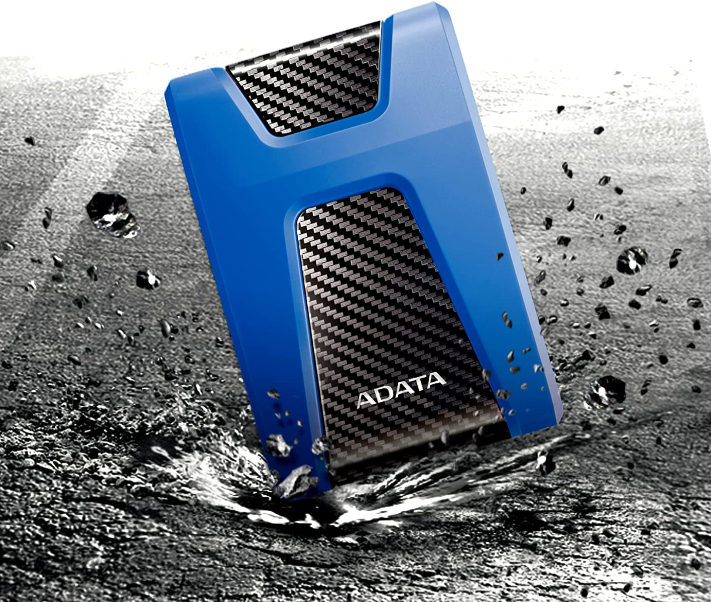 Niebieski i czarny zewnętrzny dysk twardy. Tekst ADATA na dysku. Zbliżenie. Czarna powierzchnia.