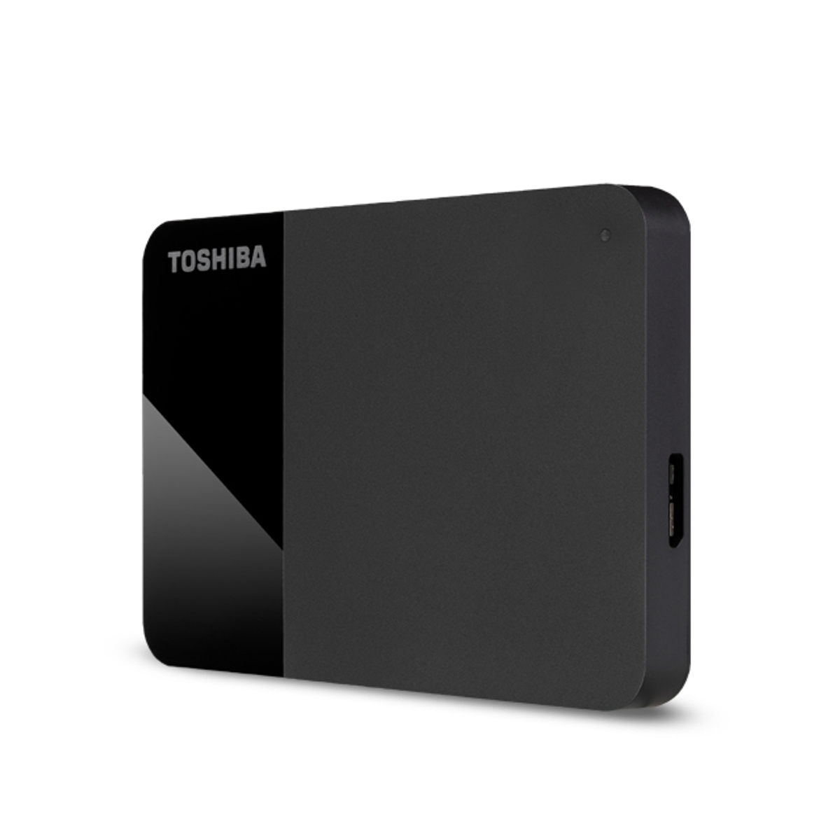 Schwarze externe Toshiba-Festplatte. Schwarzes und glänzendes Finish links. Weißer Hintergrund.