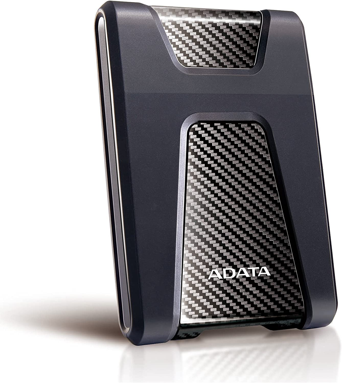 Adata externe Festplatte, schwarz und grau mit Carbonfaser-Design, angewinkelt auf weißem Hintergrund.