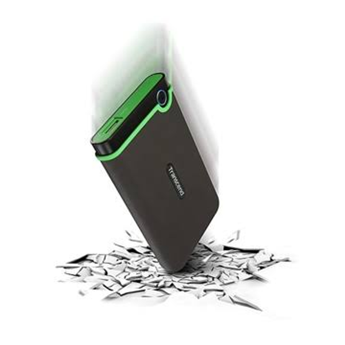 Czarny i zielony zewnętrzny dysk twardy spadający na rozbitą powierzchnię. Białe tło.