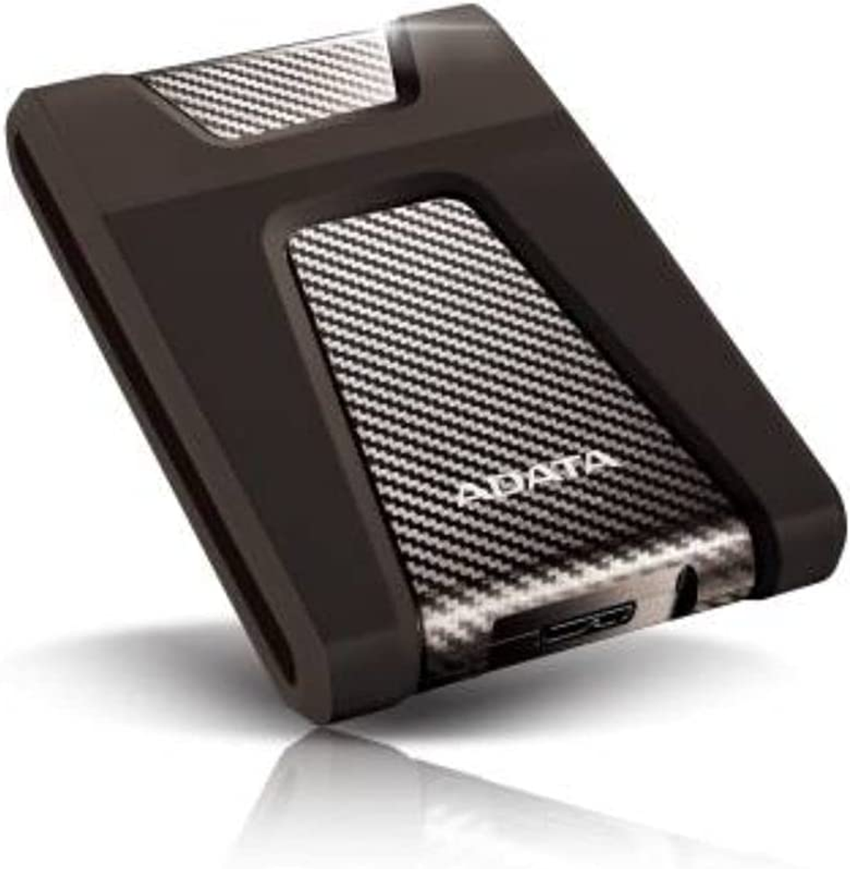 Eine schwarz-silberne externe ADATA-Festplatte mit einem Karbonfaser-Design auf einer reflektierenden Oberfläche.