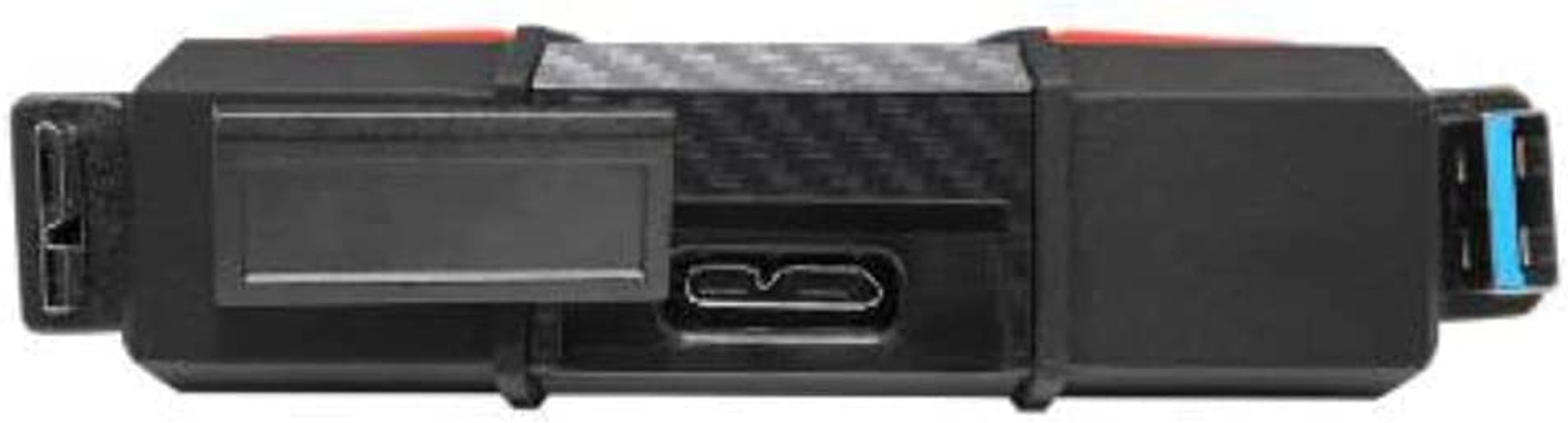 Zbliżenie boku czarnego zewnętrznego dysku twardego z portami USB.