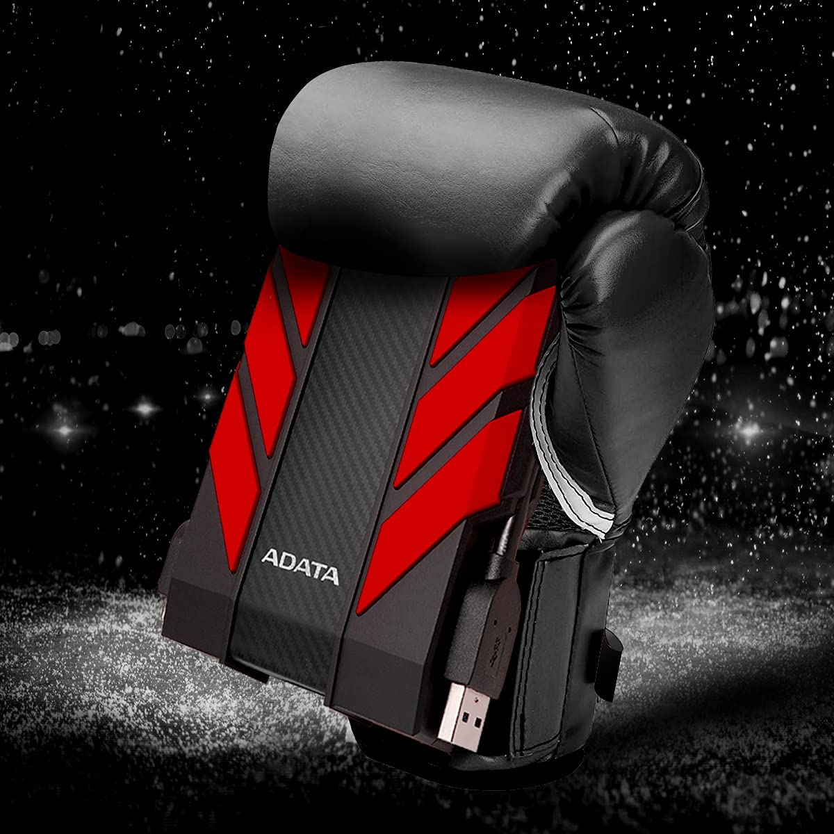 Zewnętrzny dysk twardy ADATA wewnątrz czarnej rękawicy bokserskiej.