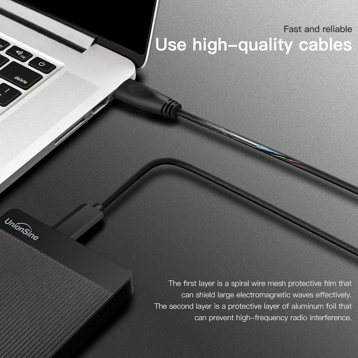 Un portátil conectado a un disco duro externo negro mediante un cable USB, promoviendo cables de alta calidad.