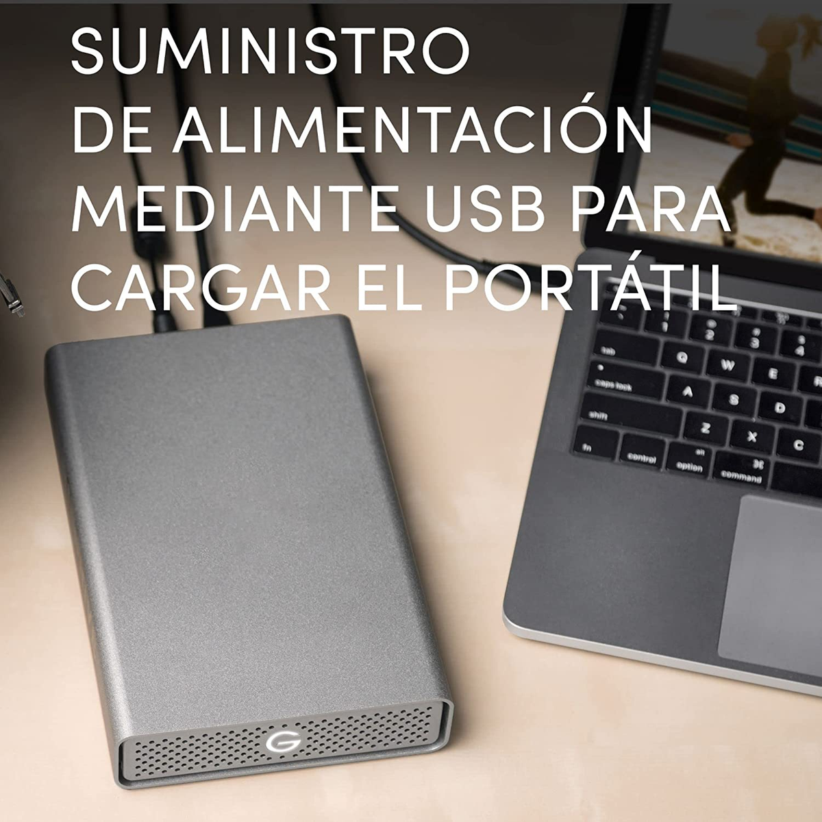 Zewnętrzny dysk twardy i laptop na drewnianym stole, z tekstem: Zasilanie USB.