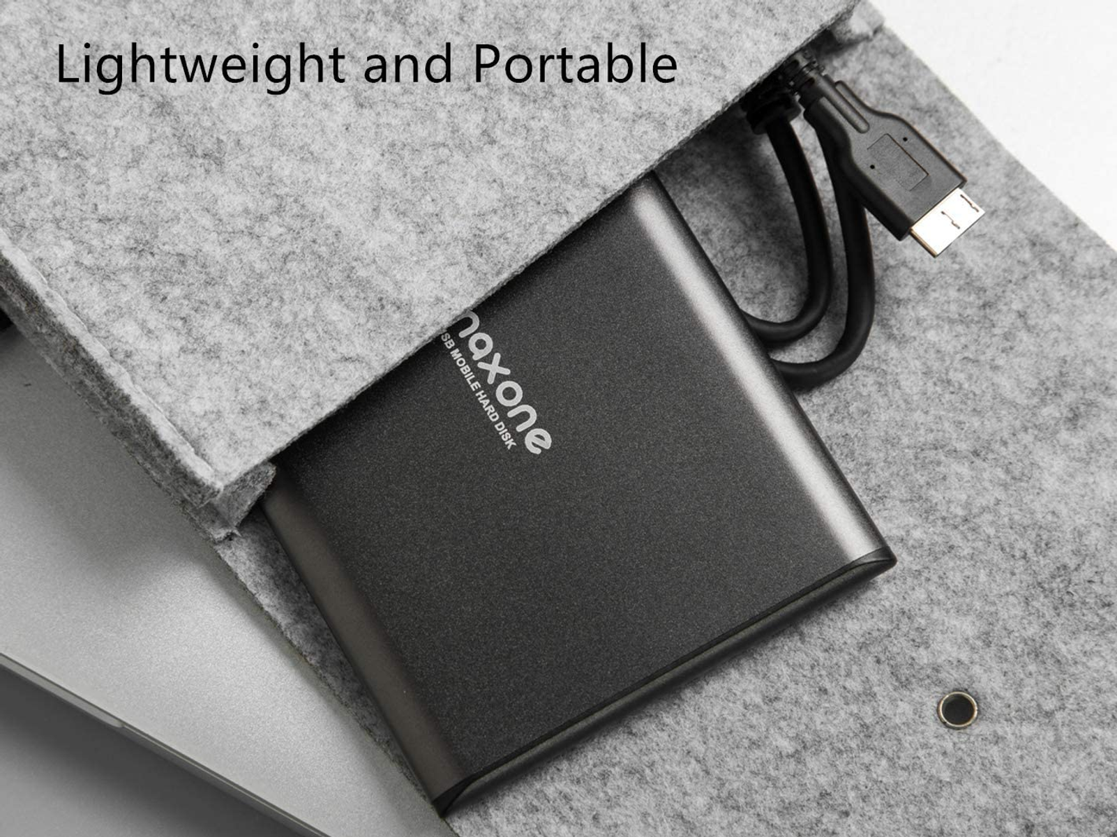 Un disco rigido grigio in una custodia di feltro grigia, con cavo USB visibile. Testo: 'Leggero e portatile'.