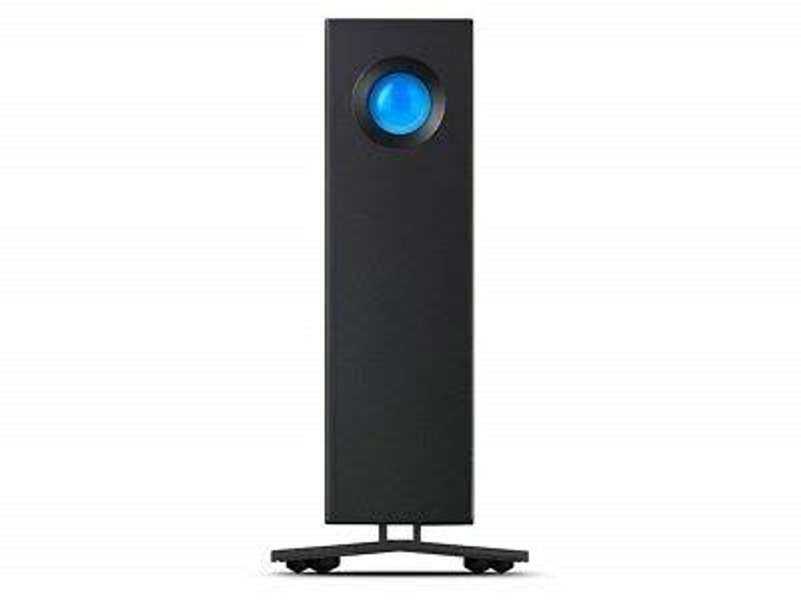 Czarny zewnętrzny dysk twardy z niebieskim światłem na górze. Białe tło.