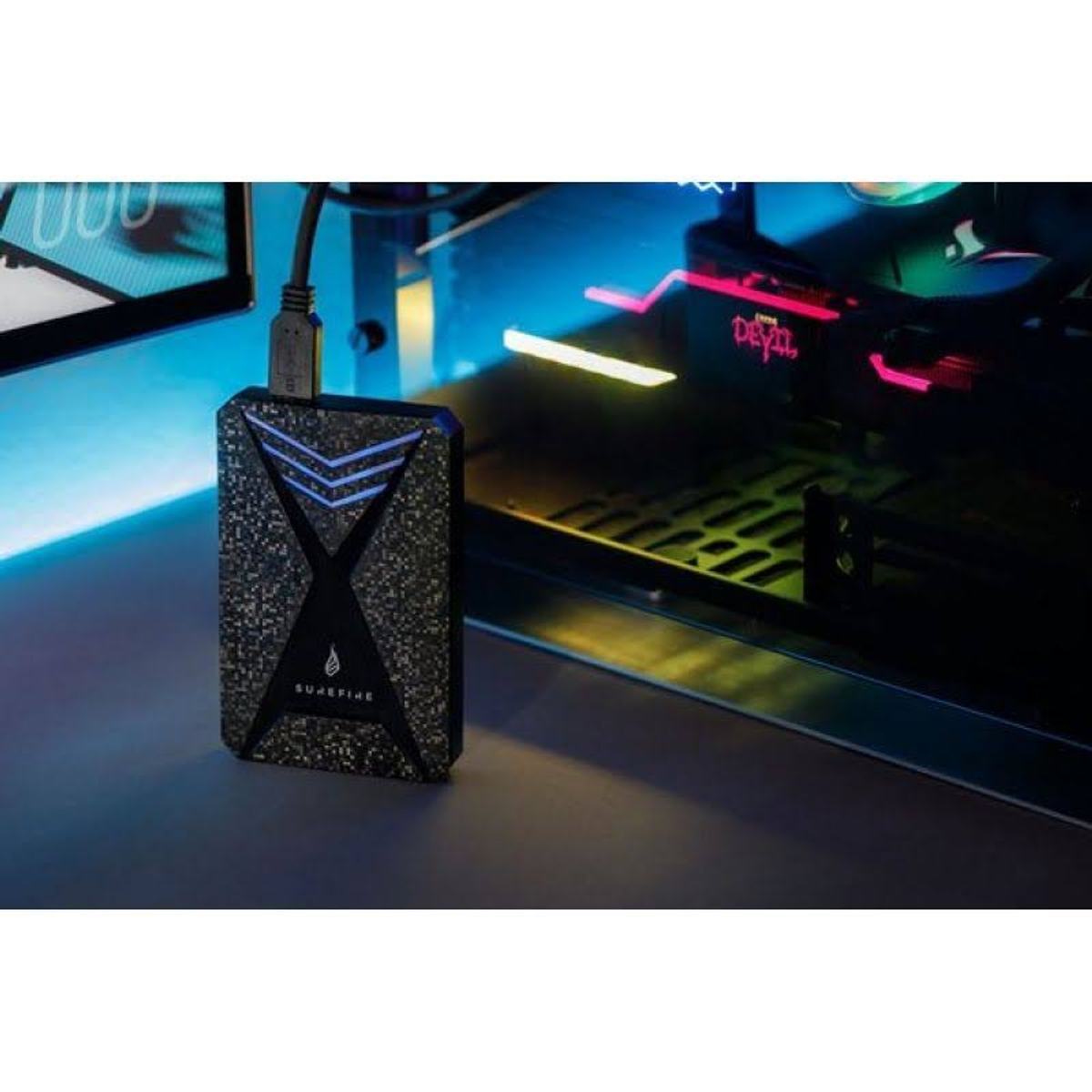 Czarny zewnętrzny dysk twardy SureFire z podświetleniem i kablem USB.