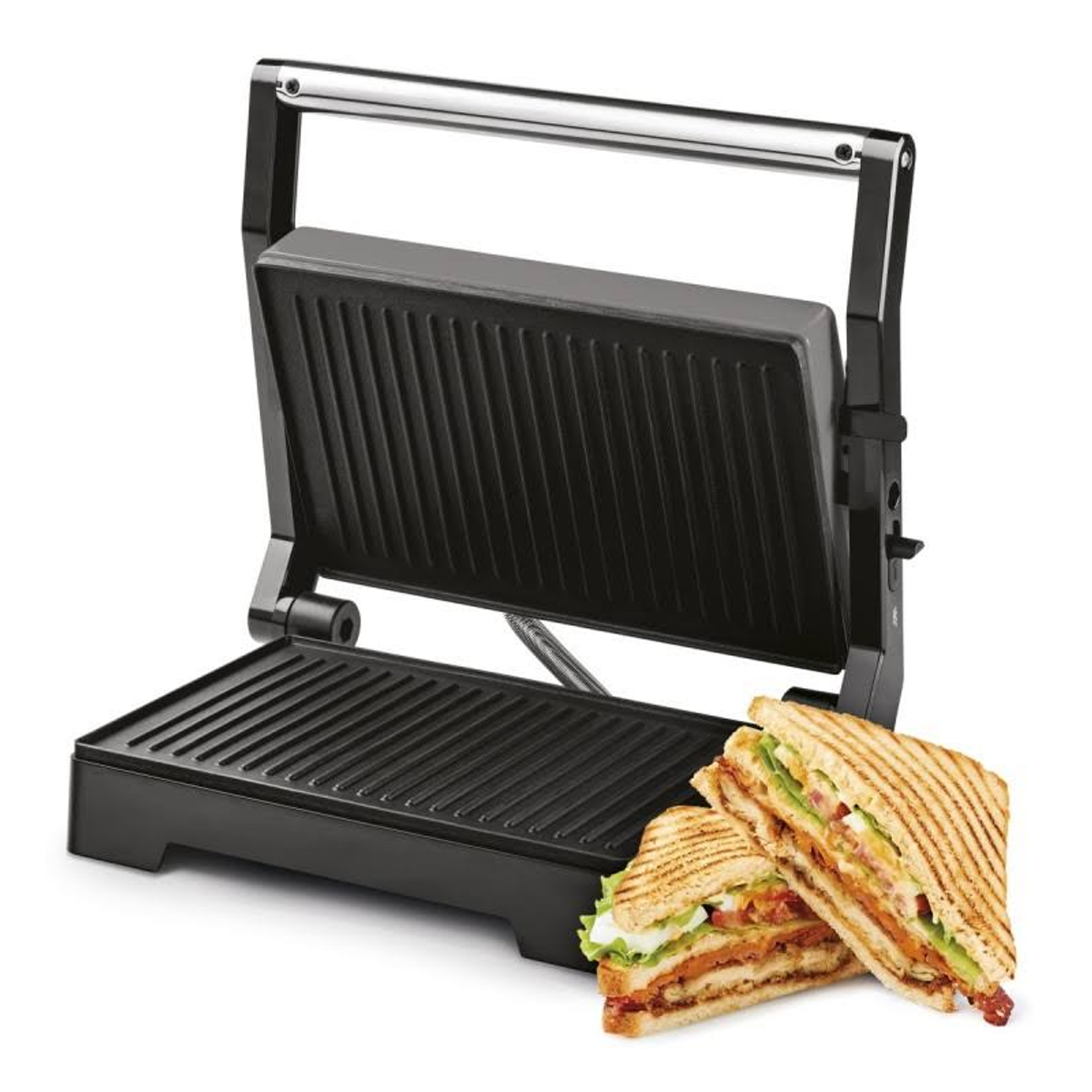 Sandwichera negra con tapa abierta y sándwiches a la parrilla al lado sobre fondo blanco.