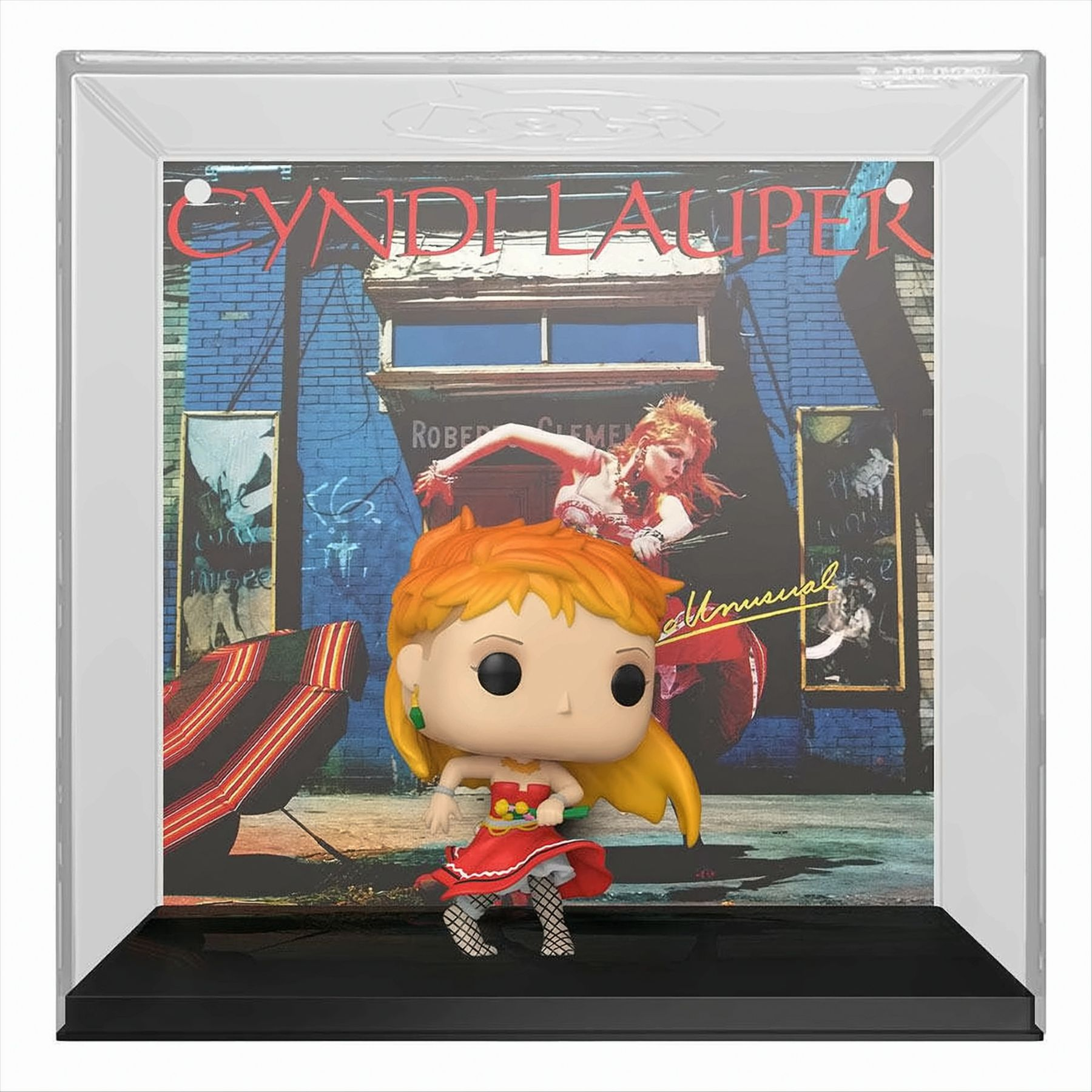 Cyndi Lauper-Figur in einer Vitrine. Ihr Albumcover ist der Hintergrund.