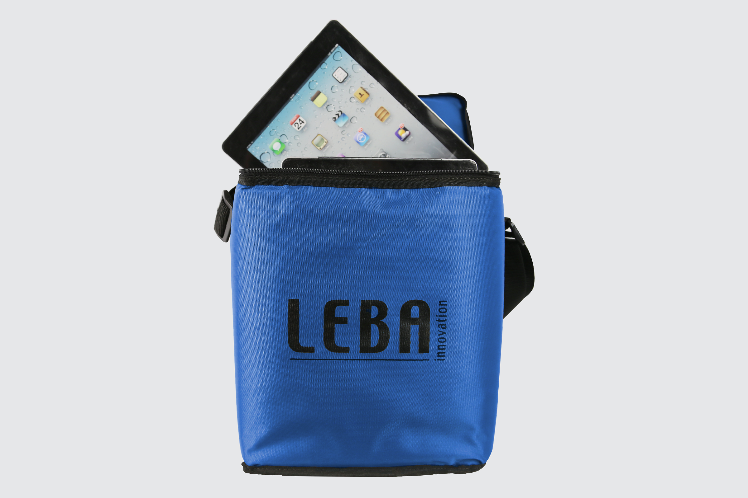 Blaue isolierte Kühltasche mit dem Wort „LEBA“ und einem Tablet darin, auf weißem Hintergrund.