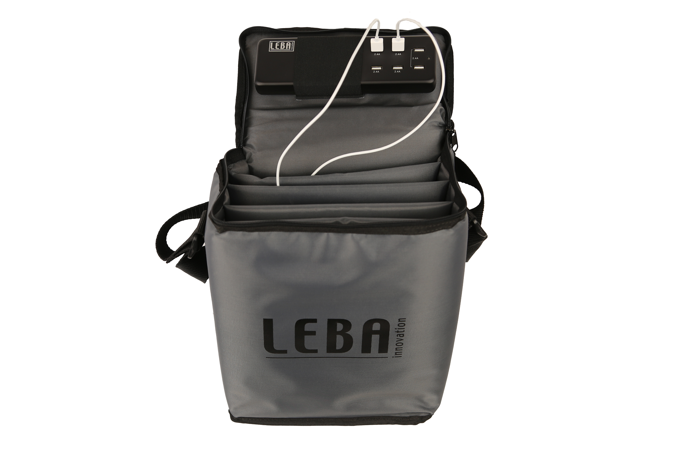 Offene graue Tasche mit mehreren Fächern. Schwarze Träger, LEBA-Etikett. Weißer Hintergrund.