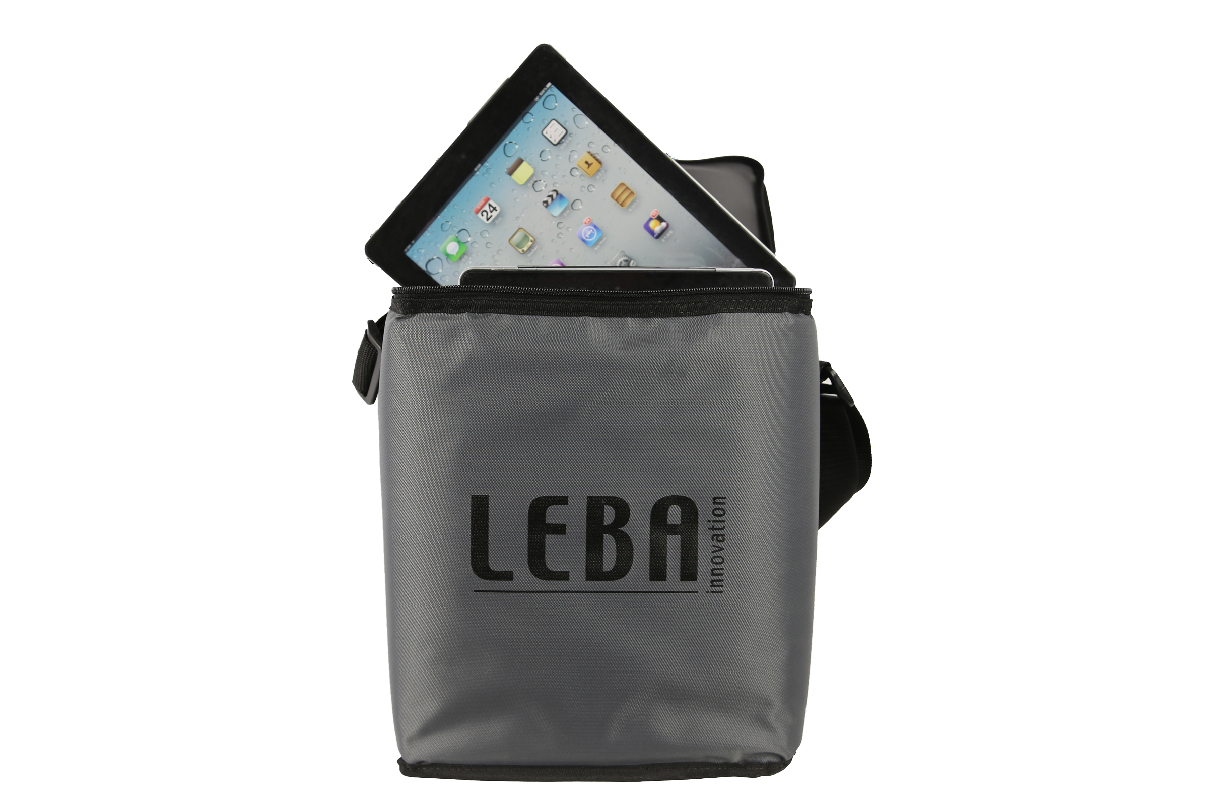 Graue Isolier-Tasche mit herausragendem Tablet, LEBA-Logo vorne.