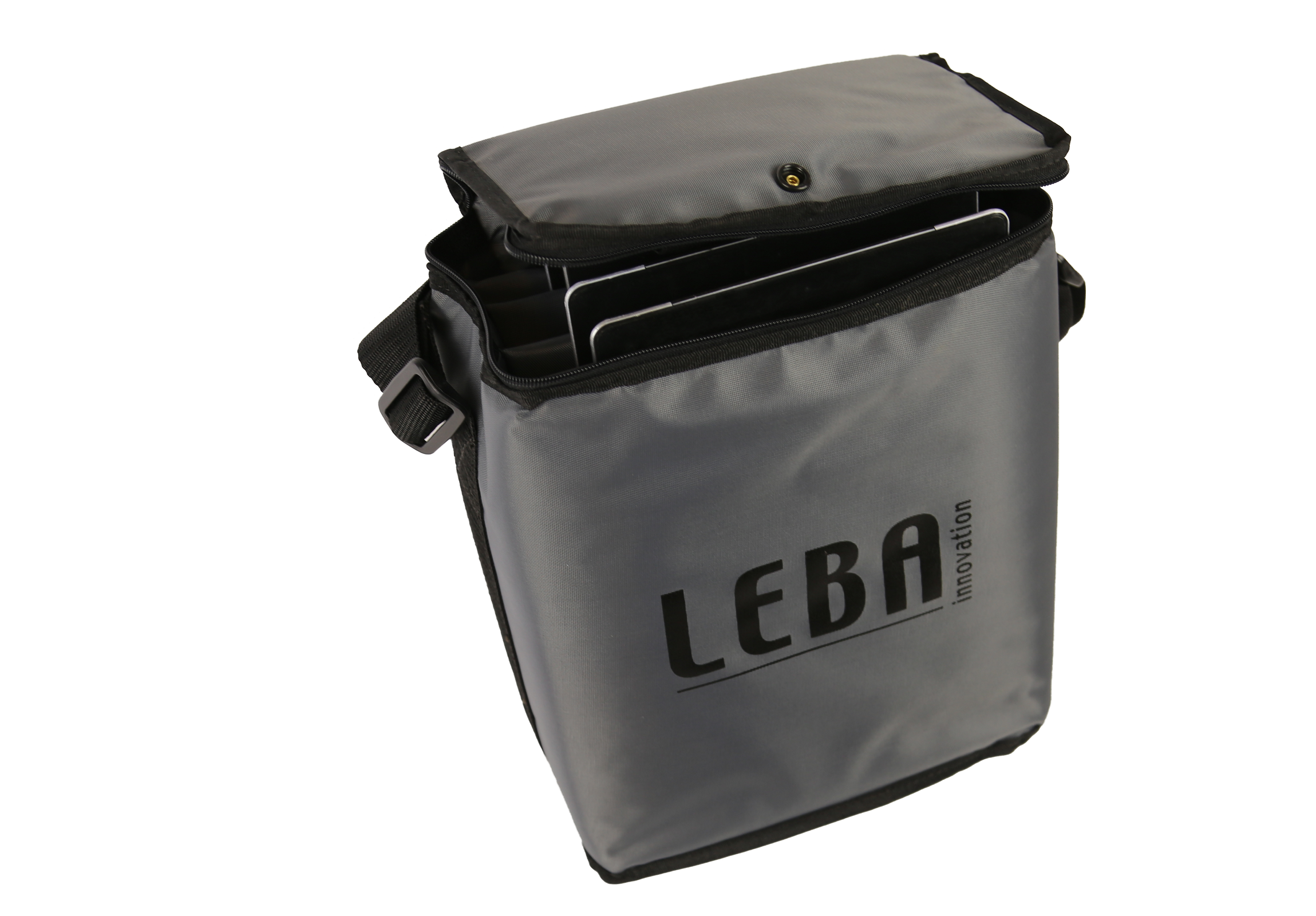 Eine graue LEBA Innovation Tasche mit offenem Deckel, die eine Metallschale im Inneren zeigt.