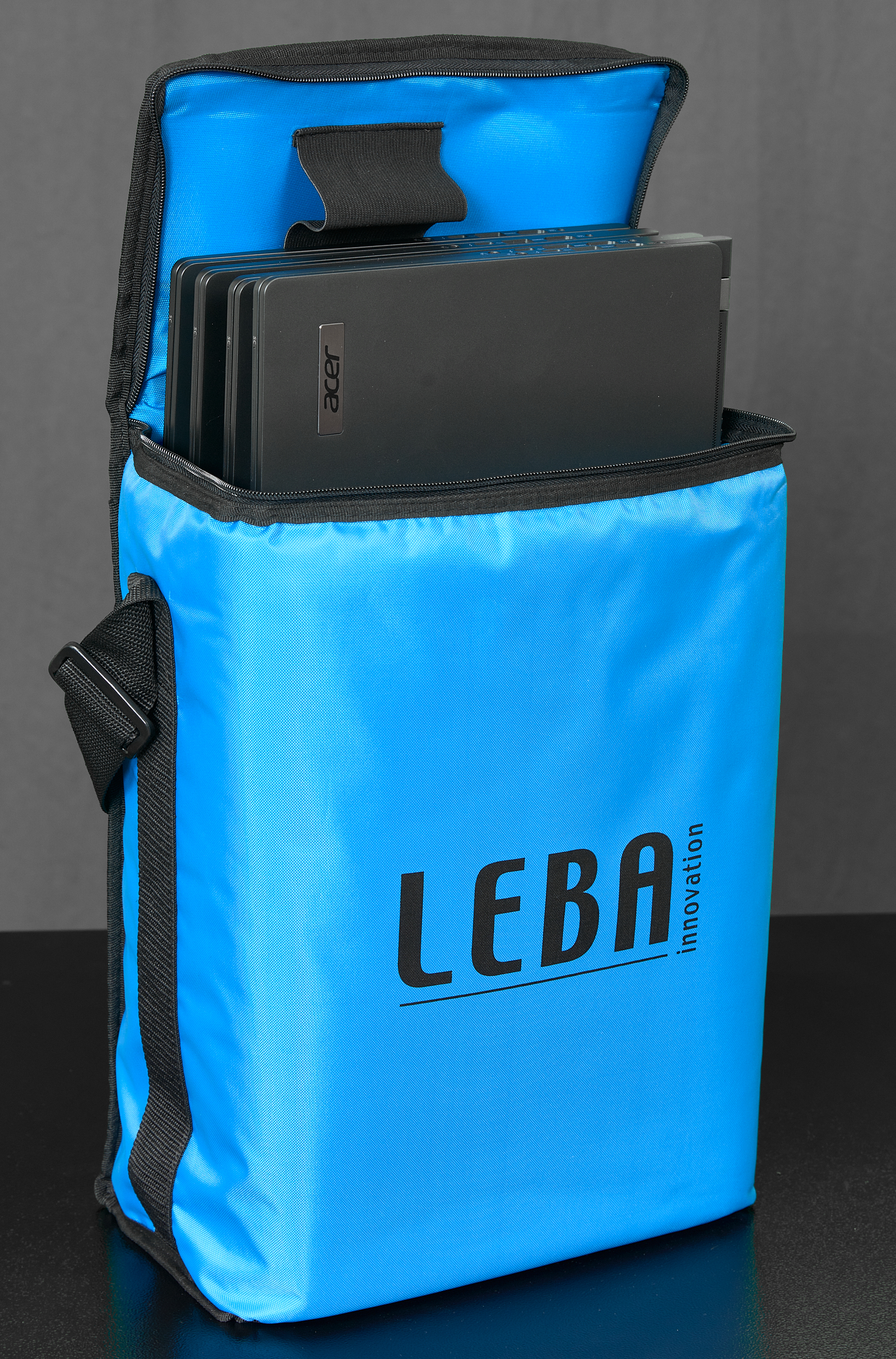 Eine blaue Tasche mit Laptops, das Wort 'LEBA' steht auf der Tasche.
