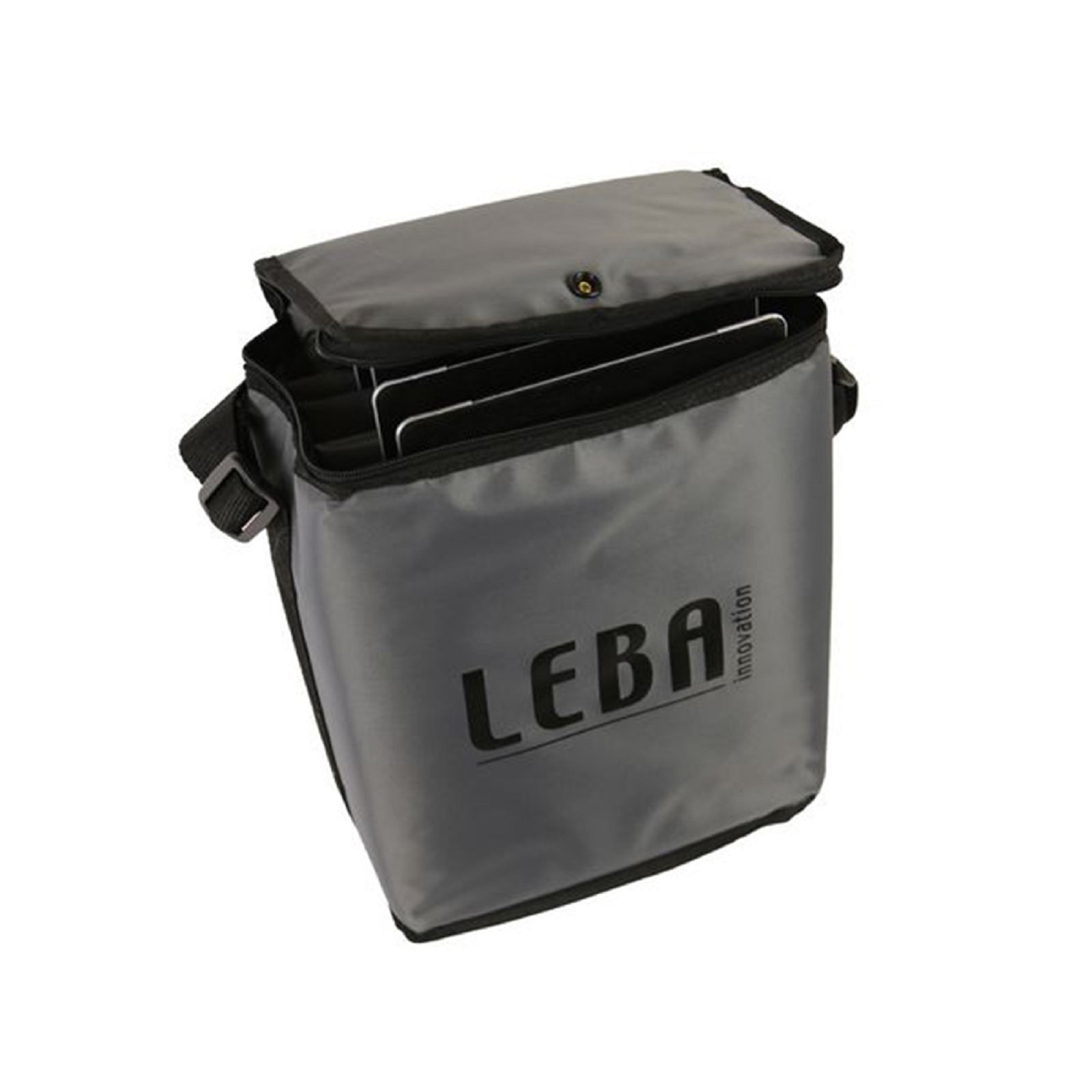 Graue Isoliertasche mit schwarzem Deckel. Auf der Tasche steht 'LEBA innovation'.