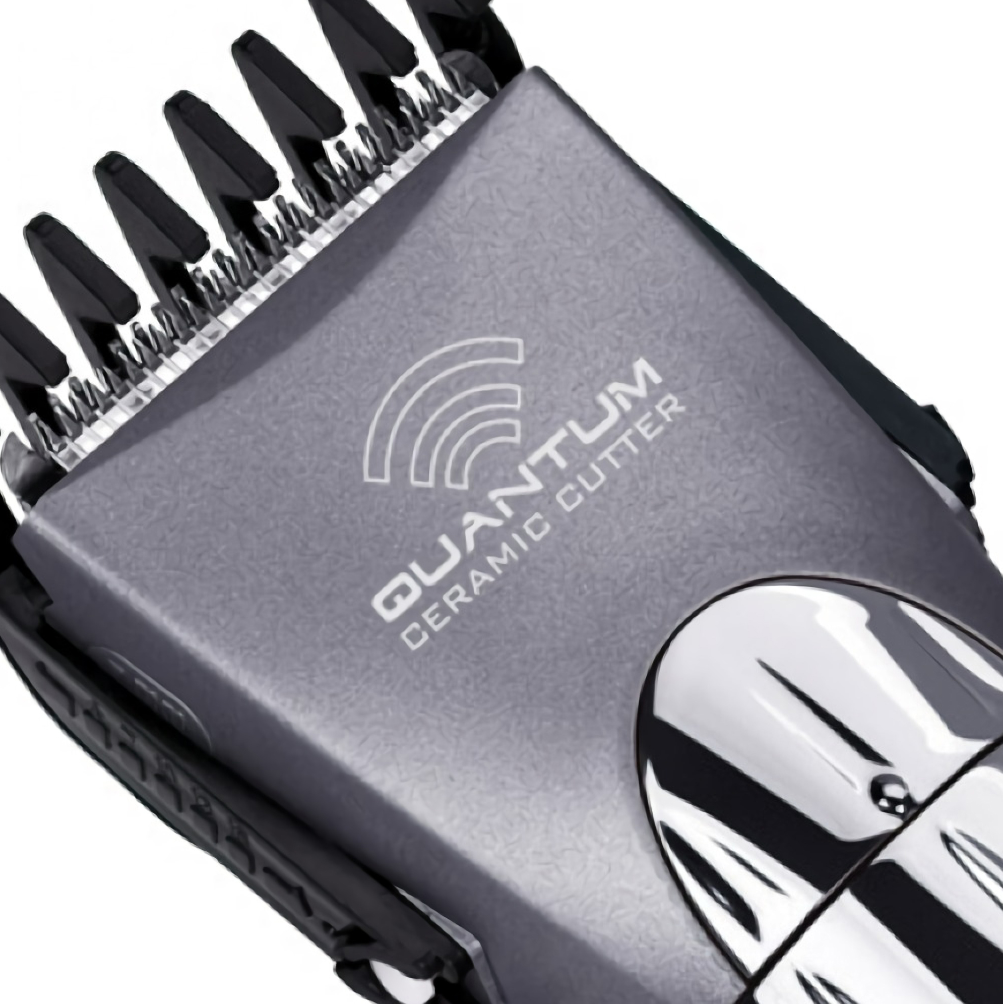 Primer plano de una cortadora de cabello gris con la marca Quantum visible.