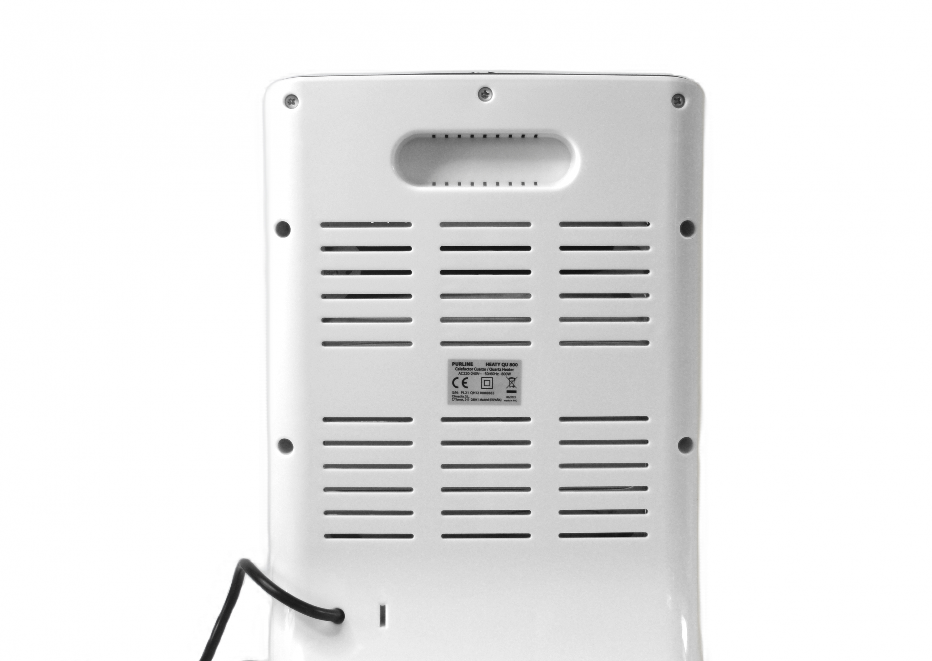 Primer plano de la parte trasera de un calefactor eléctrico blanco con ventilación, etiquetas y cable.
