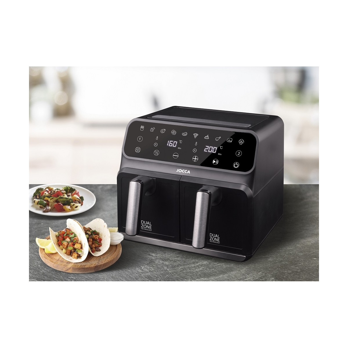 Czarna i szara frytkownica powietrzna z jedzeniem. Tło to kuchnia.