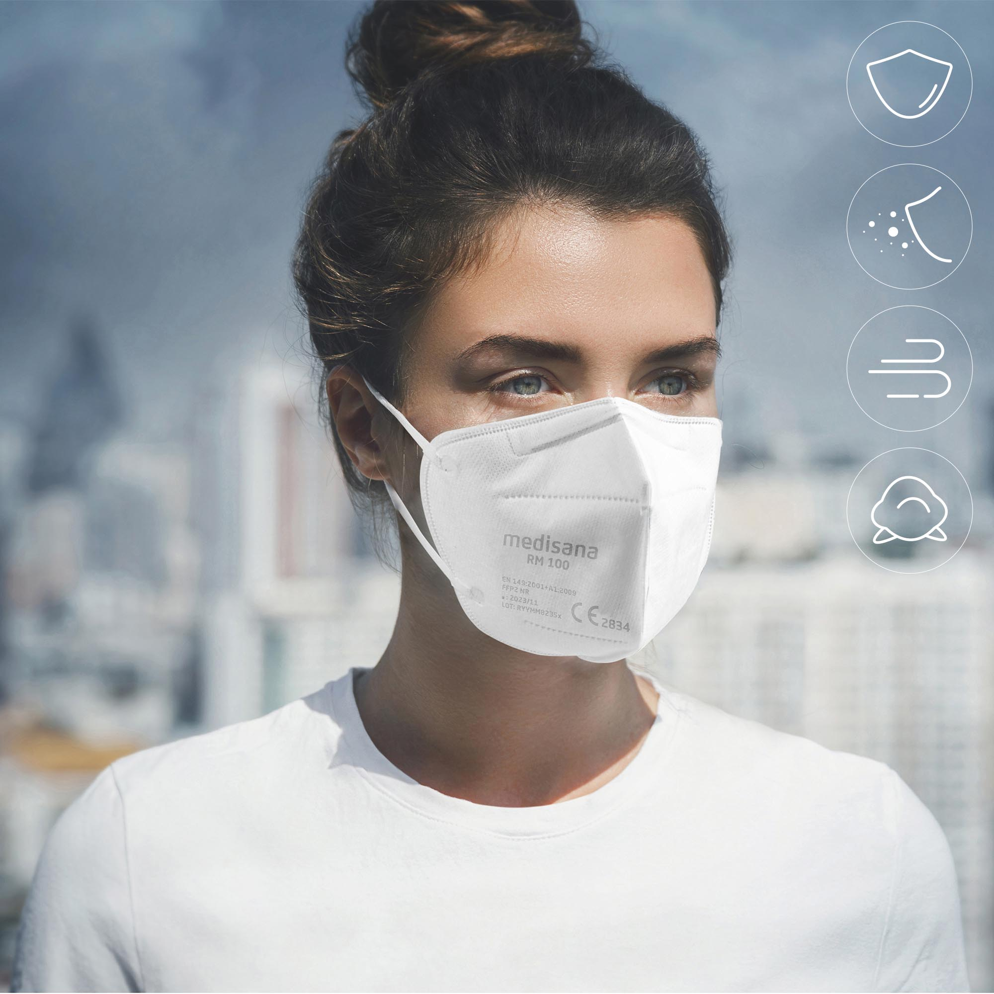 Mujer con mascarilla blanca y camiseta blanca.