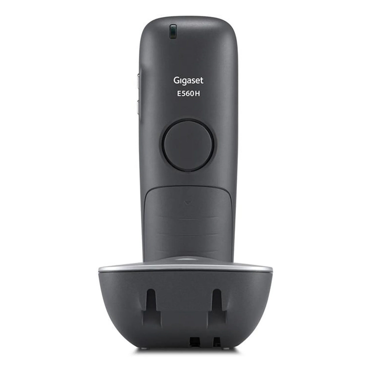 Un teléfono Gigaset E560H gris en su base de carga, contra un fondo blanco. El teléfono está en posición vertical.