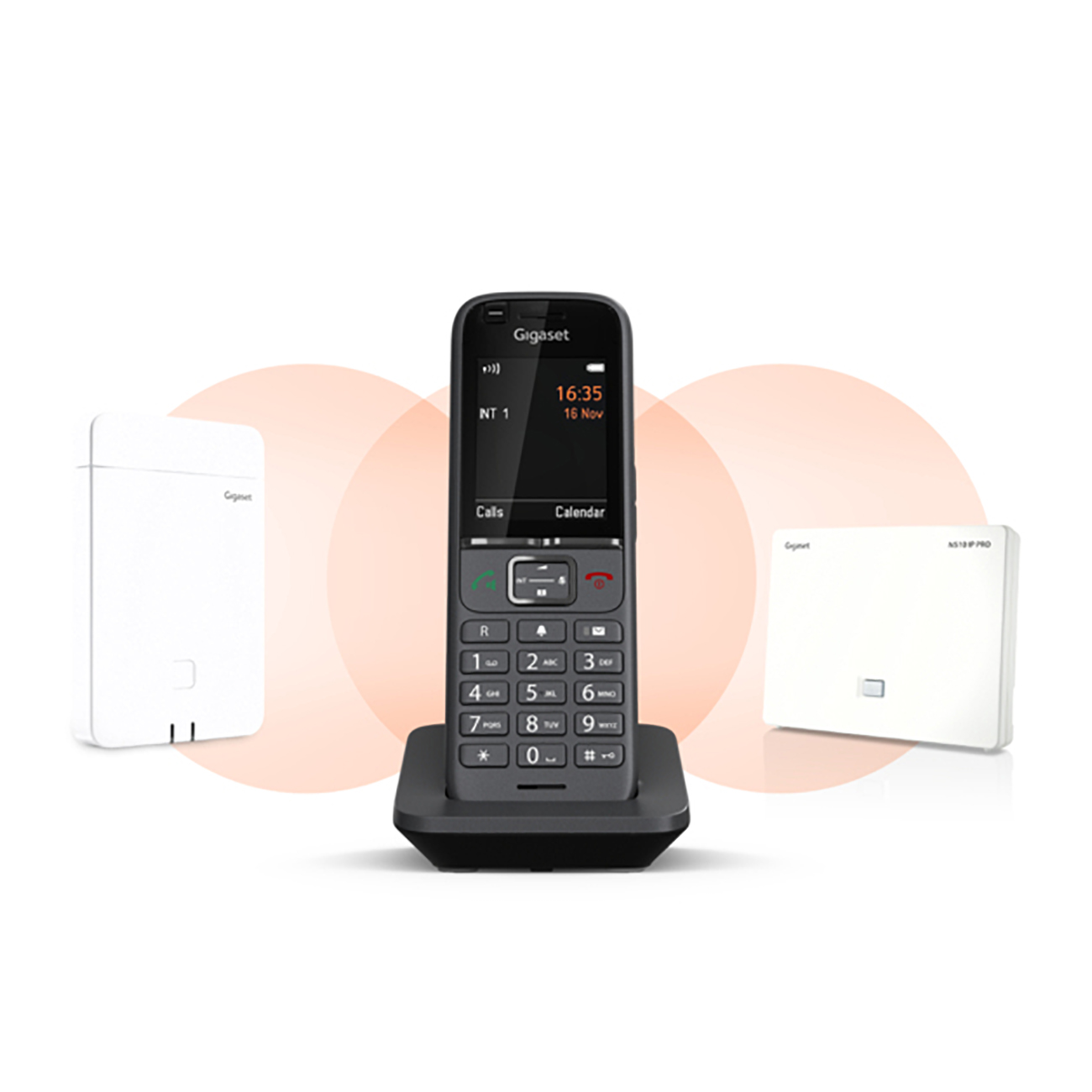 Telefon stacjonarny bezprzewodowy z bazą i dwoma białymi urządzeniami Gigaset na białym tle.