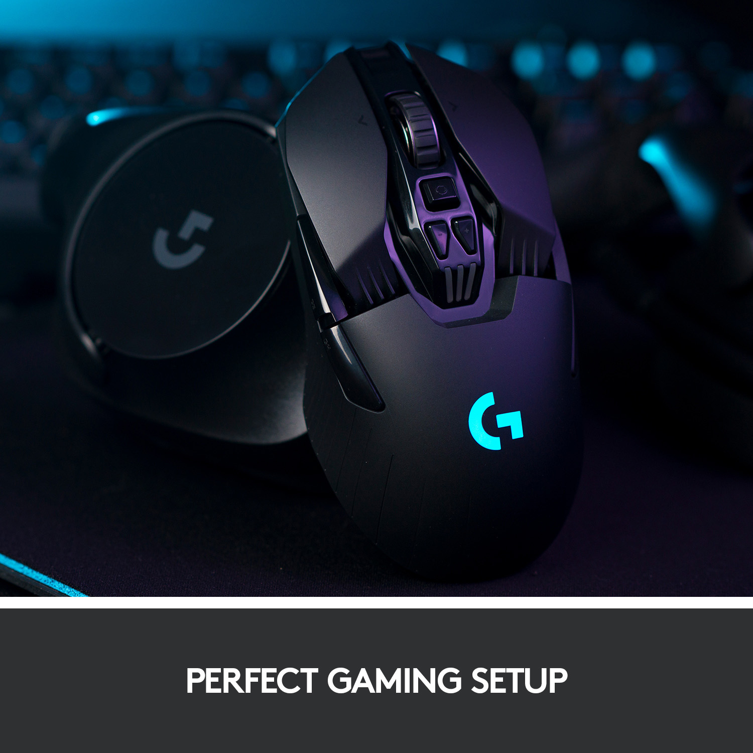 Mouse da gioco nero con logo blu luminoso, accanto a un tappetino nero.