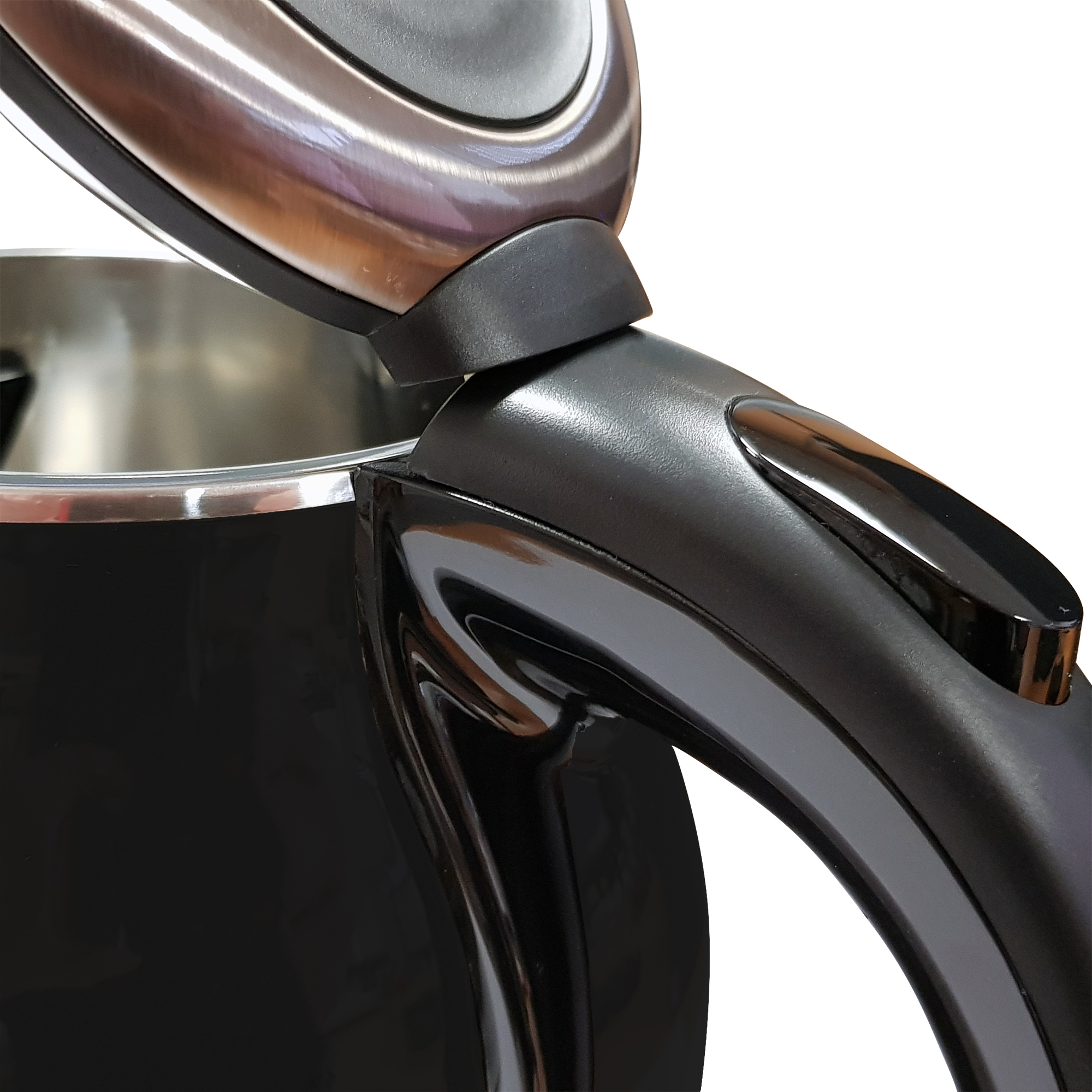 Czarny czajnik elektryczny z otwartą pokrywą i chromowanymi akcentami, zbliżenie.