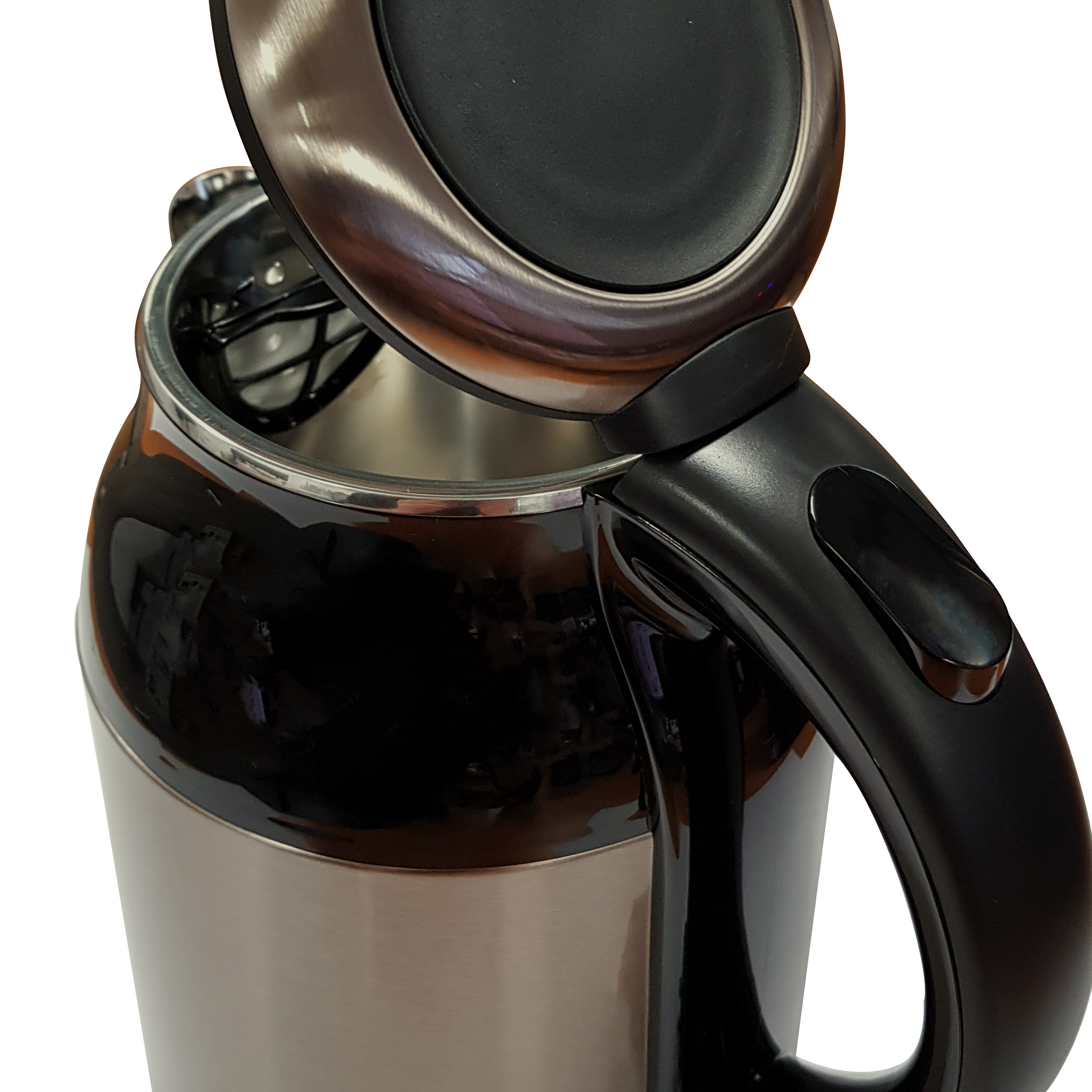 Zbliżenie czajnika elektrycznego z czarnym uchwytem i srebrnym korpusem, otwartą pokrywą.