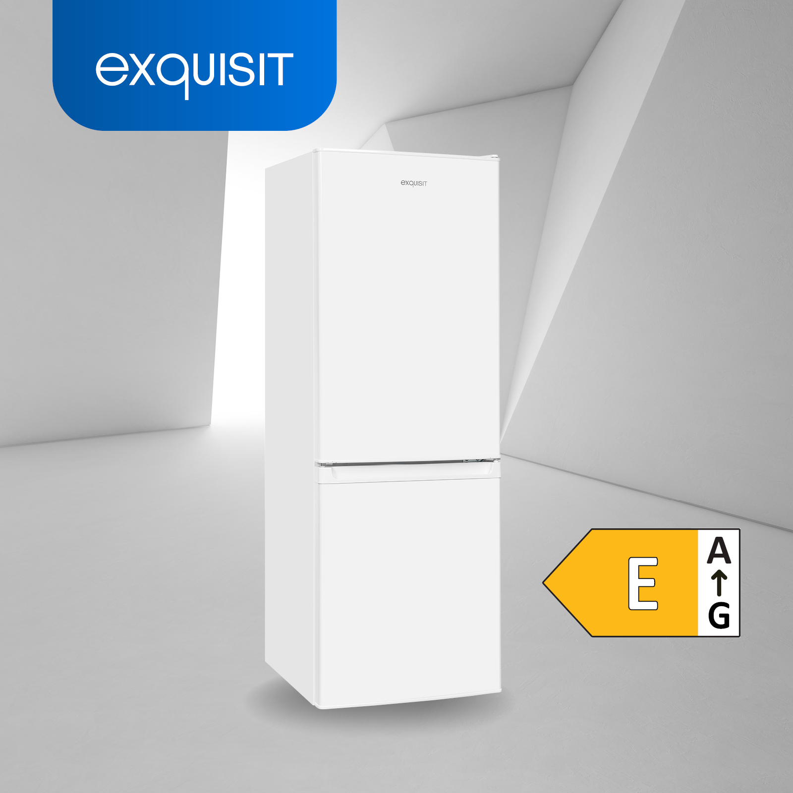 Weißer Exquisit Kühlschrank mit Energieeffizienzlabel, weißer Hintergrund.