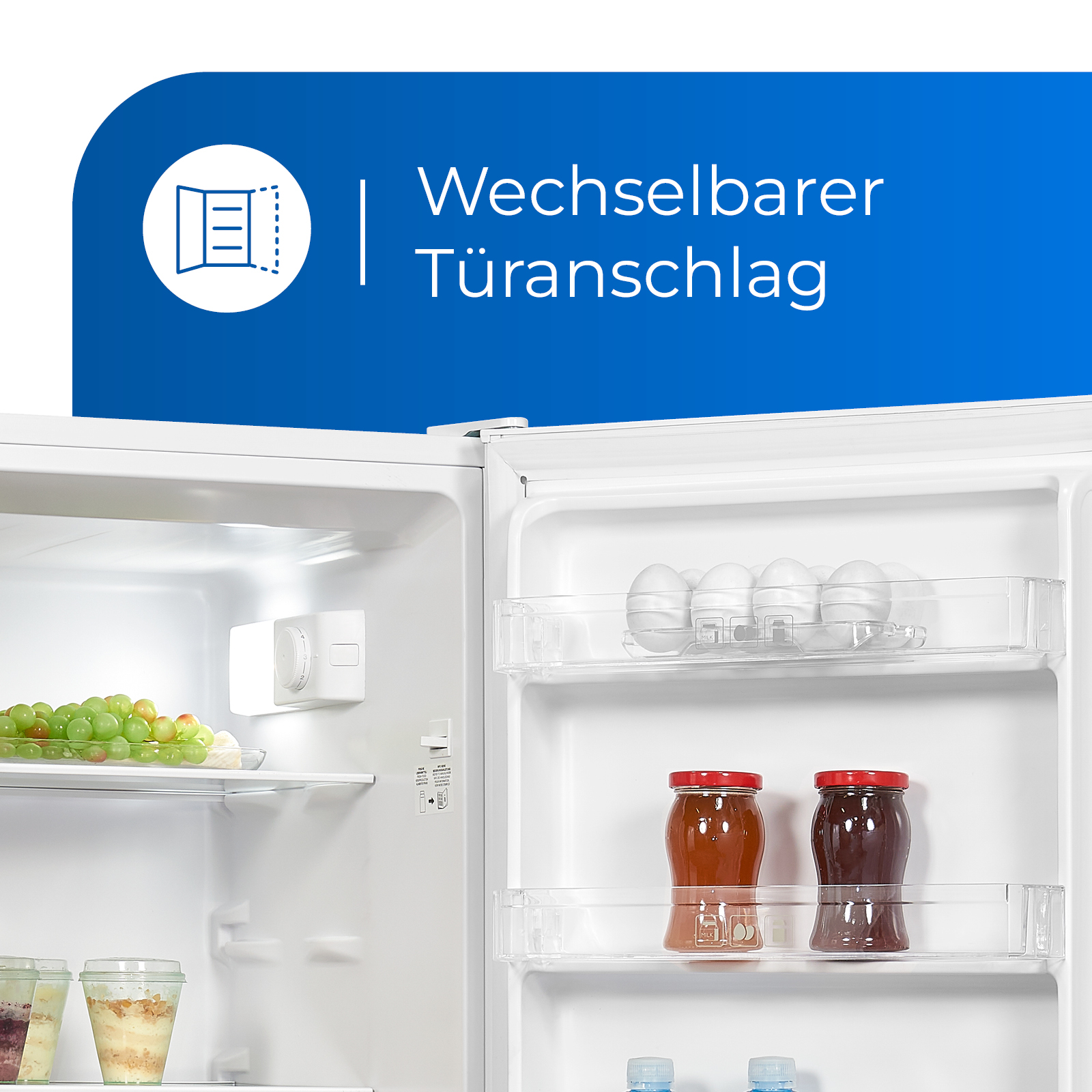 Weiße Kühlschranktür geöffnet. Innen sind Marmeladengläser, Eier und Trauben sichtbar.