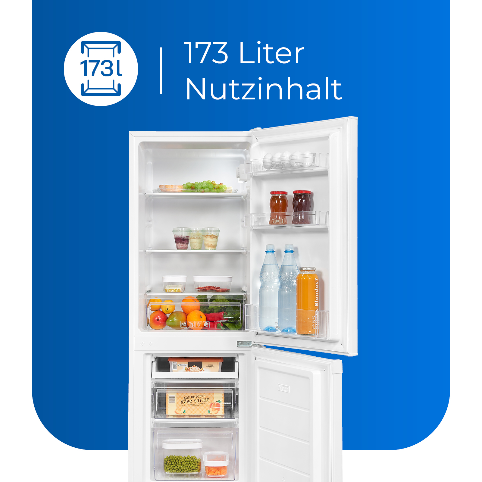 Ein weißer Kühlschrank mit offener Tür, die Regale mit Lebensmitteln zeigt, auf blauem Hintergrund.