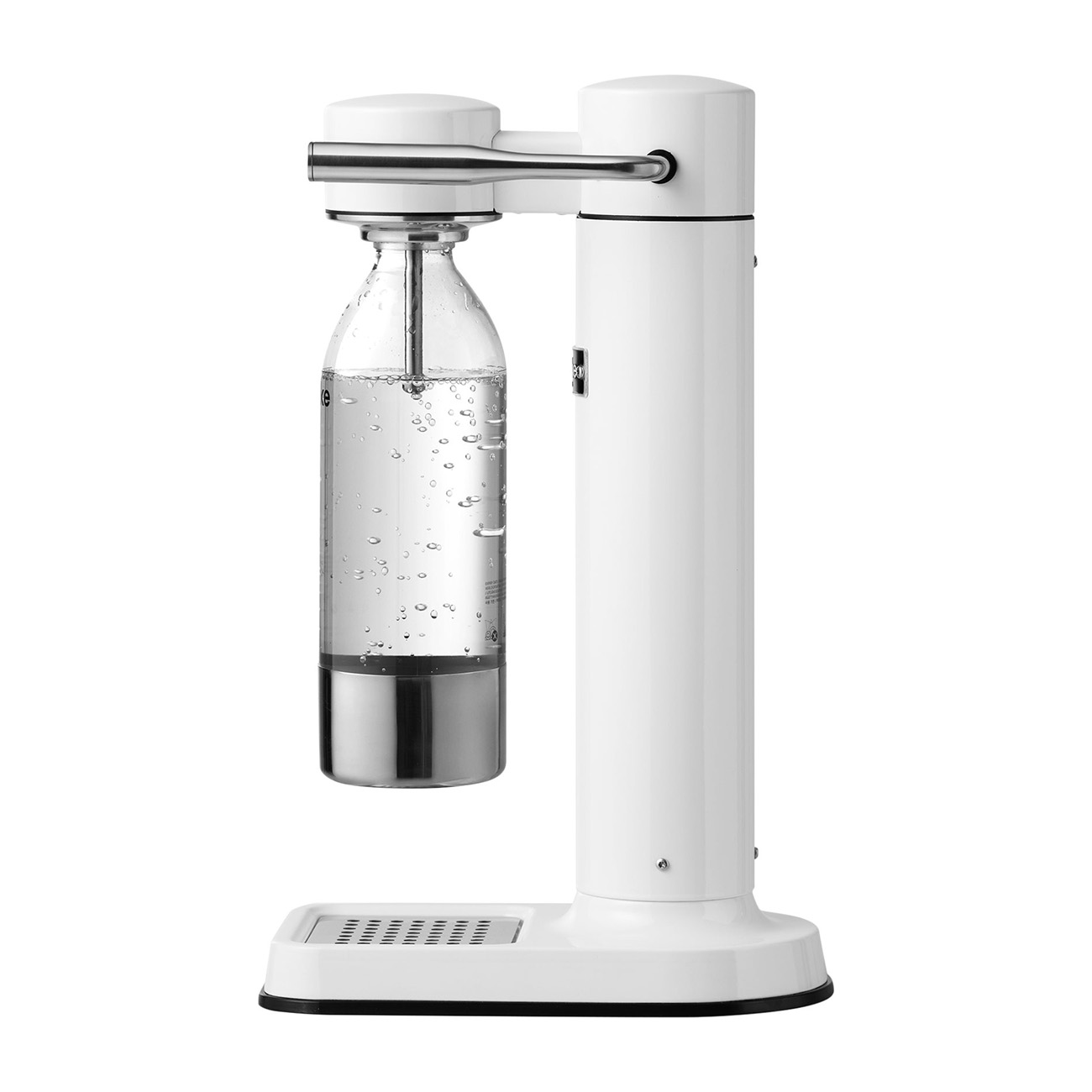 Biały ekspres do sody ze szklaną butelką. Butelka zawiera płyn i jest umieszczona na maszynie.