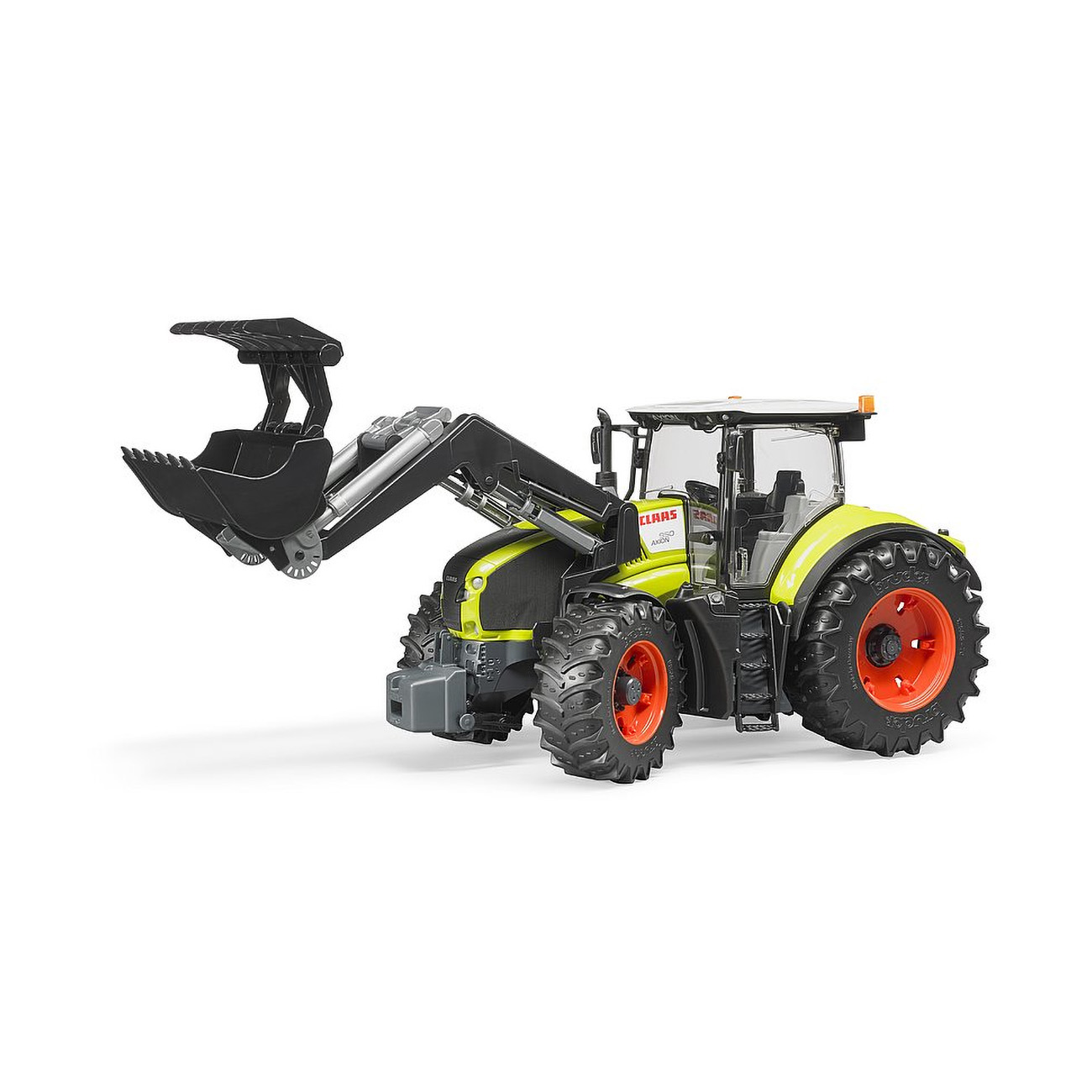 Zielony traktor z czarną ładowarką czołową na białym tle.