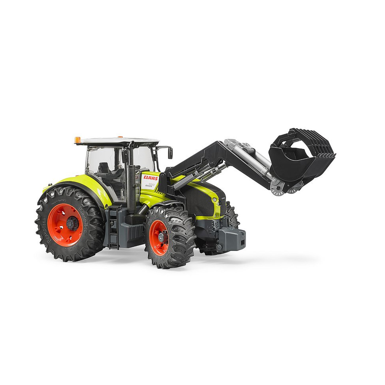 Zabawkowy traktor z ładowaczem czołowym. Zielono-żółty korpus z pomarańczowymi kołami. Białe tło.