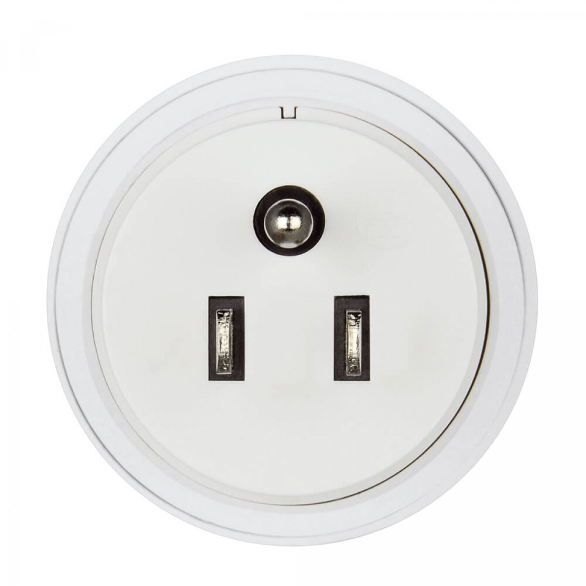 Weißer Smart Plug mit schwarzen Löchern und silberner Mitte.