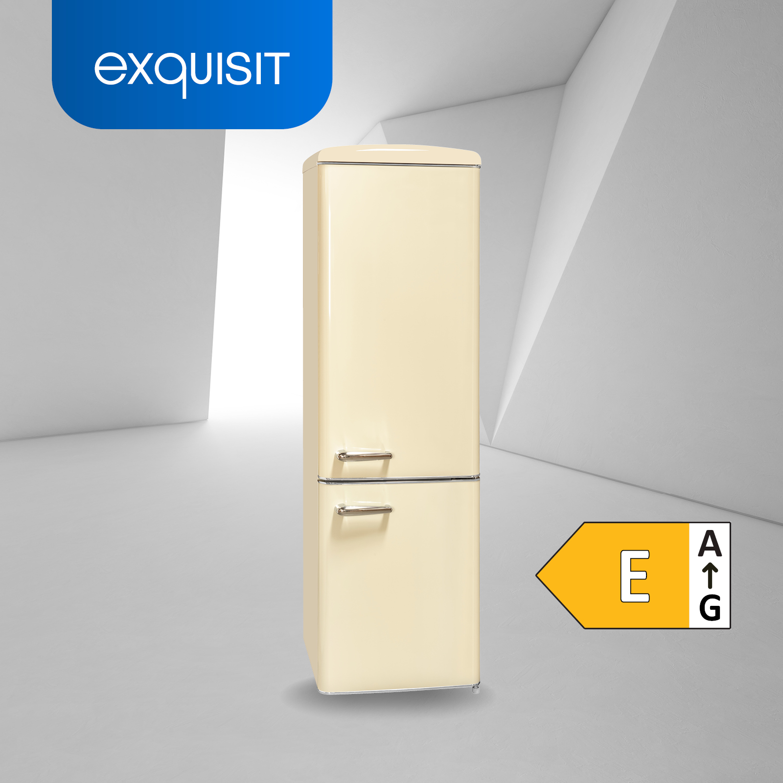 Frigorífico crema retro, dos puertas, tiradores plateados y etiqueta de eficiencia energética.