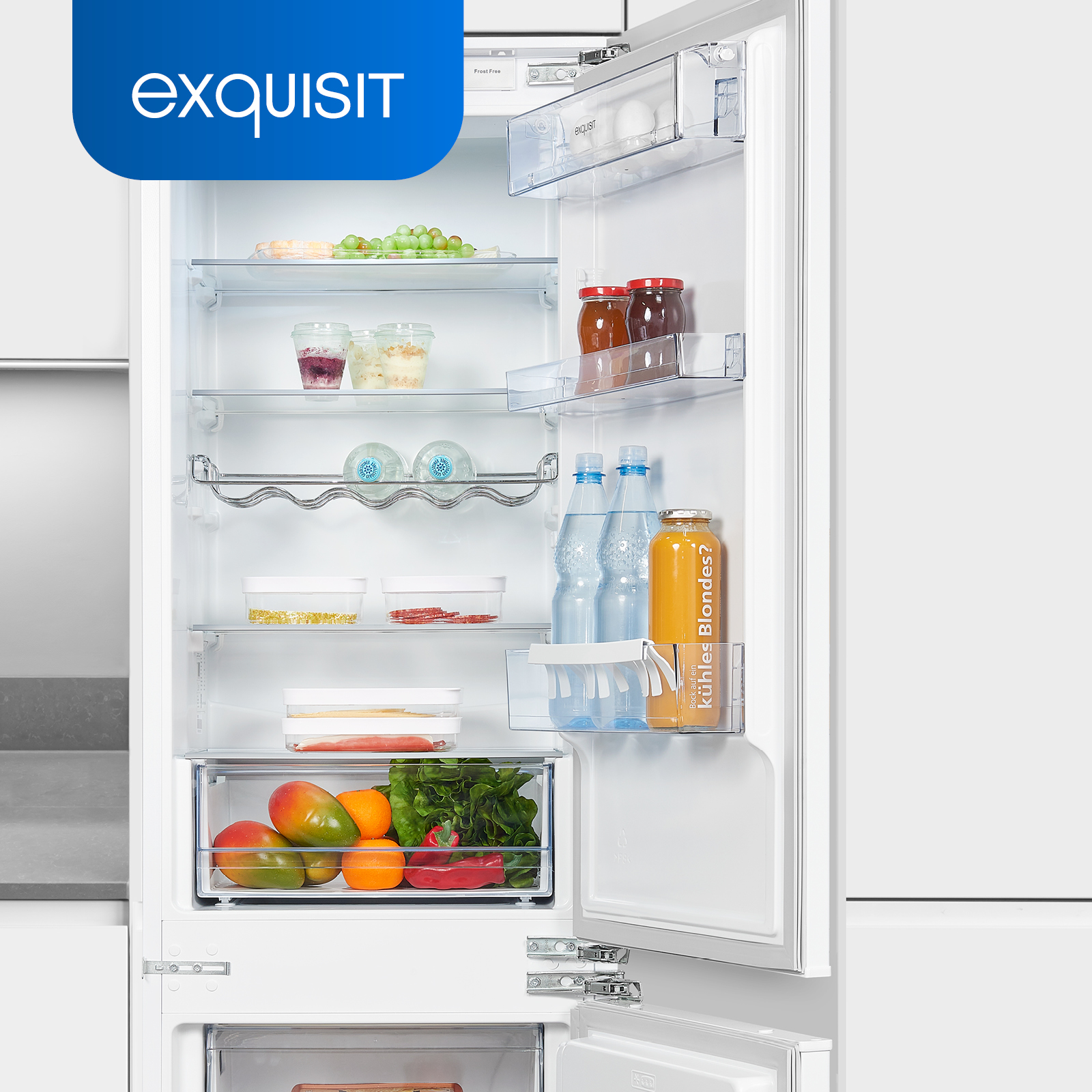 Offener Kühlschrank mit Früchten, Getränken und Regalen. Der Markenname 'exquisit' ist sichtbar.