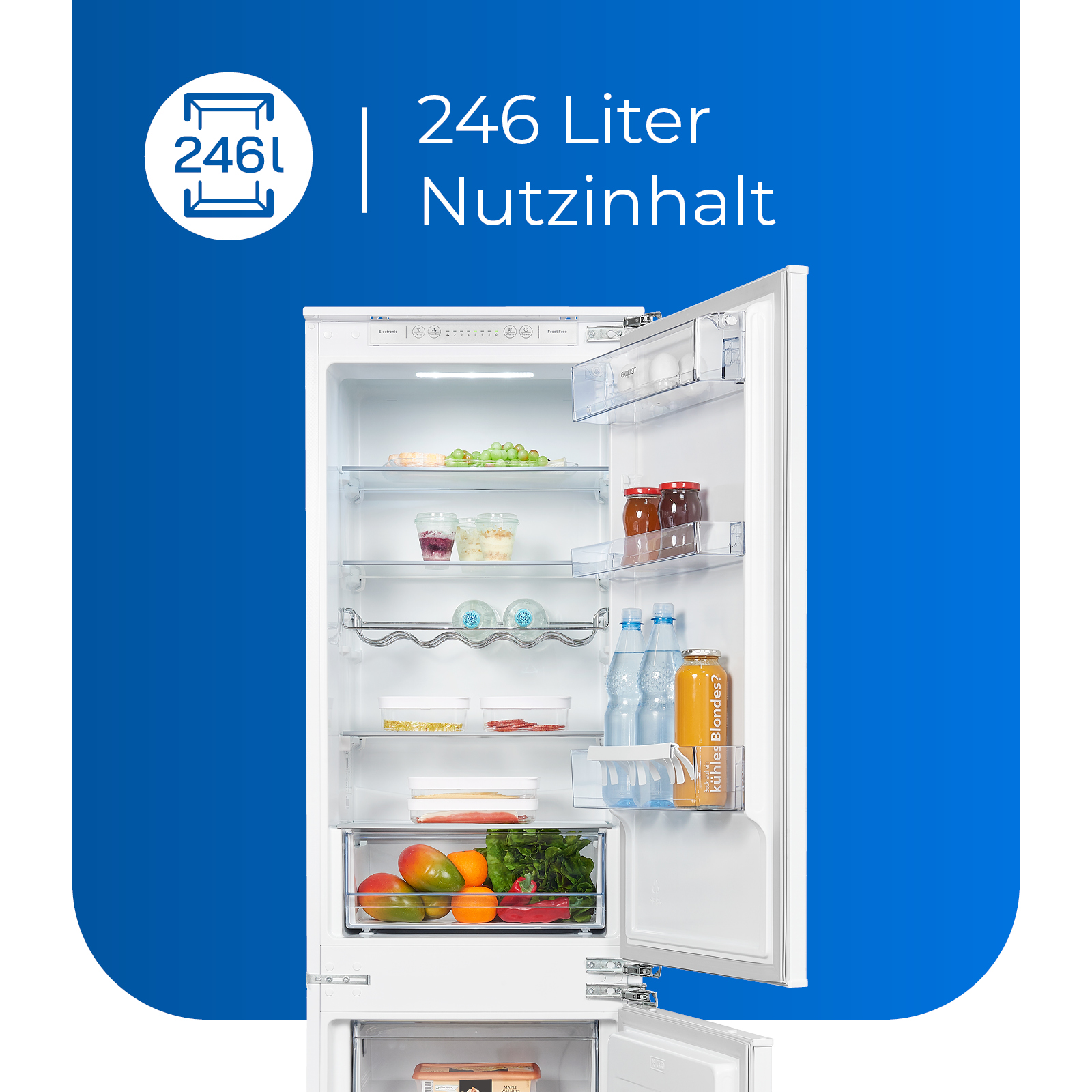 Ein geöffneter Kühlschrank, gefüllt mit Lebensmitteln und Getränken. Die Tür ist offen, Regale sind sichtbar.