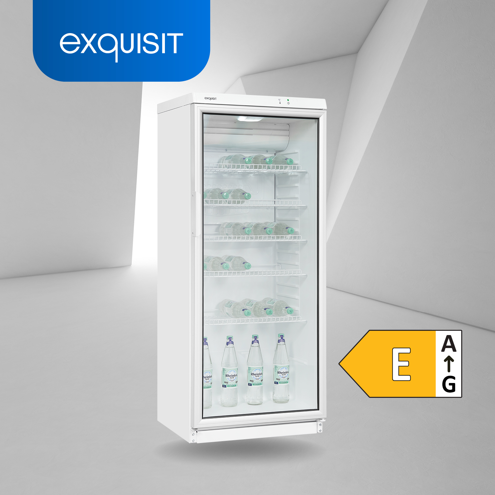 Ein weißer Kühlschrank mit Glastür wird gezeigt, mit Wasserflaschen im Inneren.
