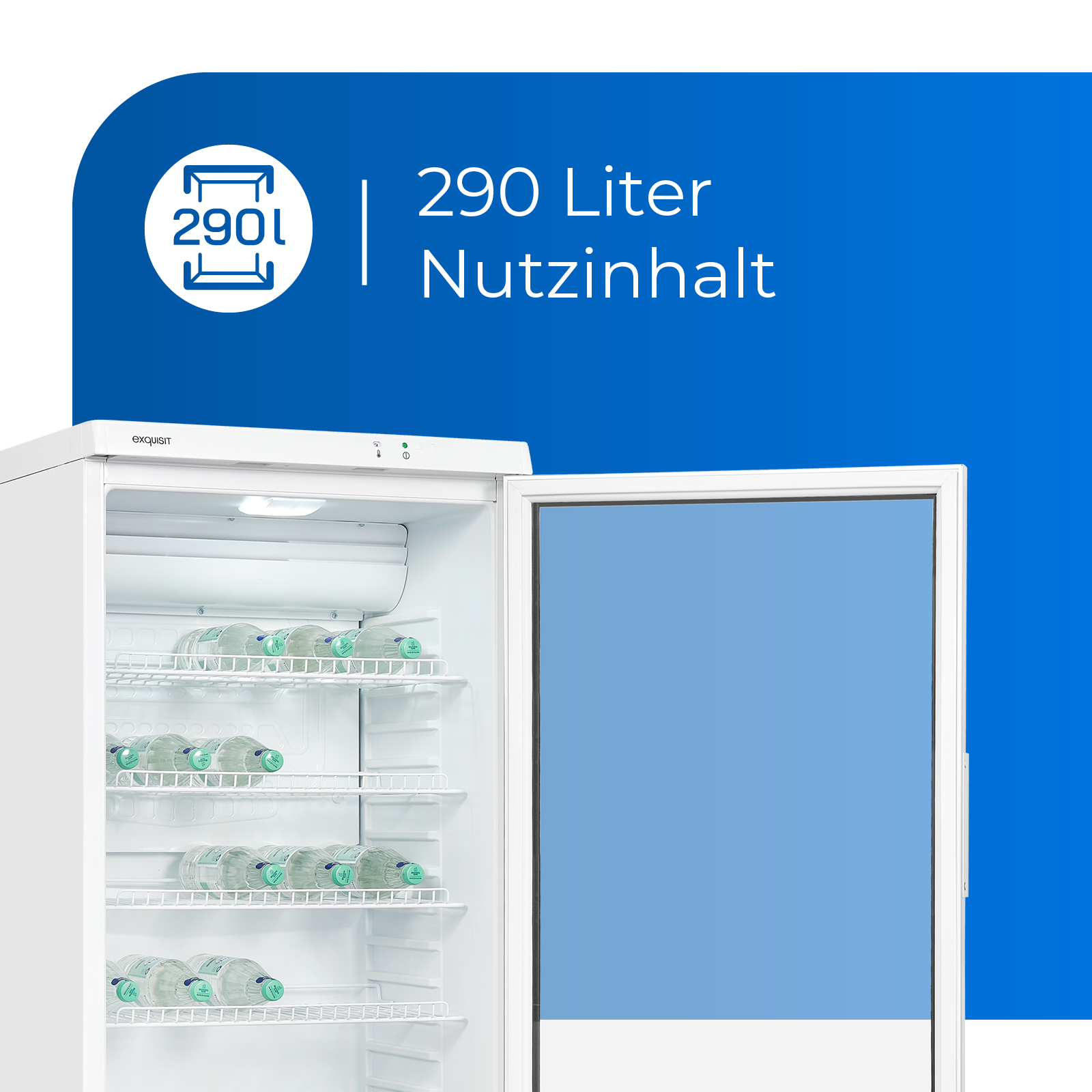 Weißer Kühlschrank, Tür offen, zeigt Regale mit Wasserflaschen. Blauer Hintergrund, Text.