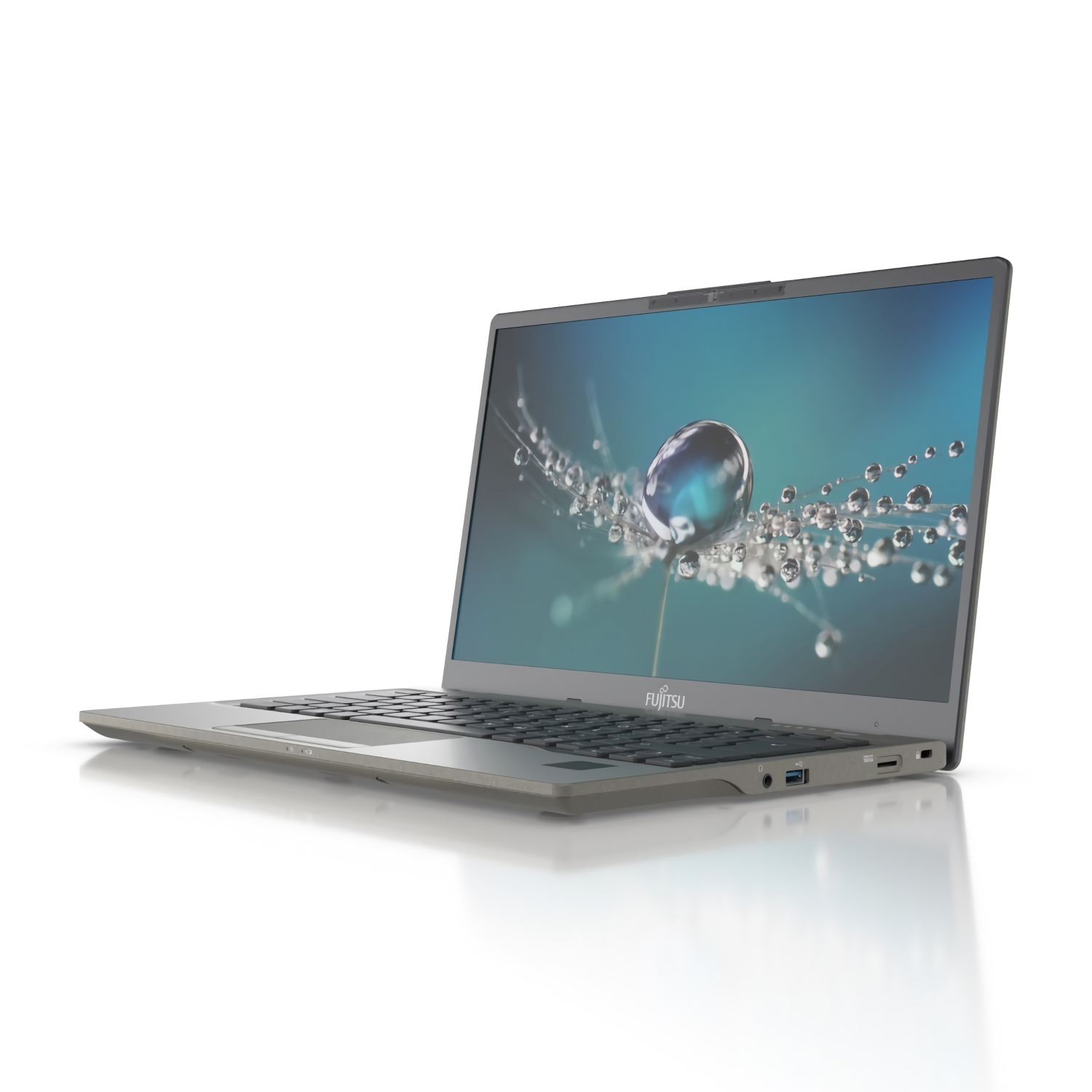 Ein silberner Laptop auf weißem Untergrund, Bildschirm zeigt Wassertropfen mit floralem Hintergrund.