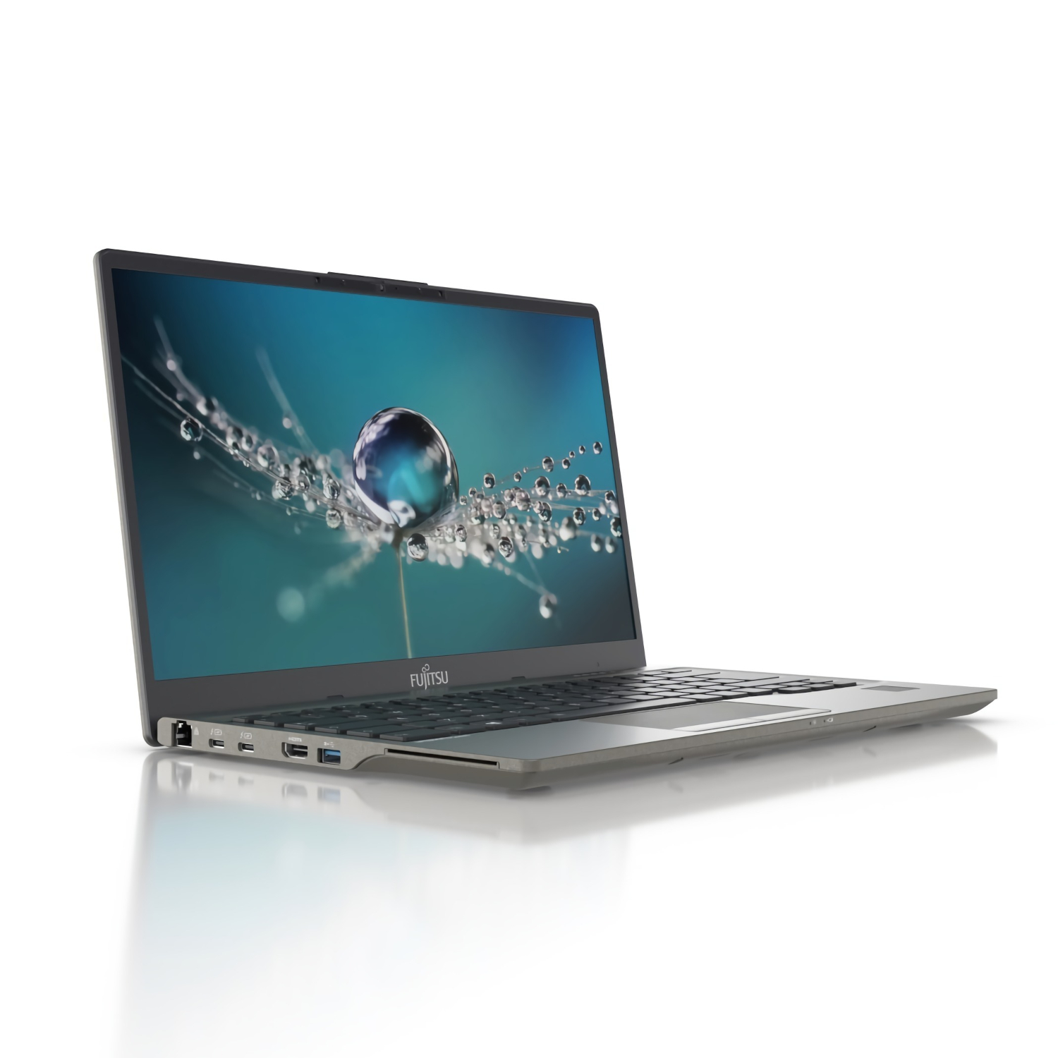Laptop auf weißer Oberfläche. Der Bildschirm zeigt einen Wassertropfen. Weißer Hintergrund.