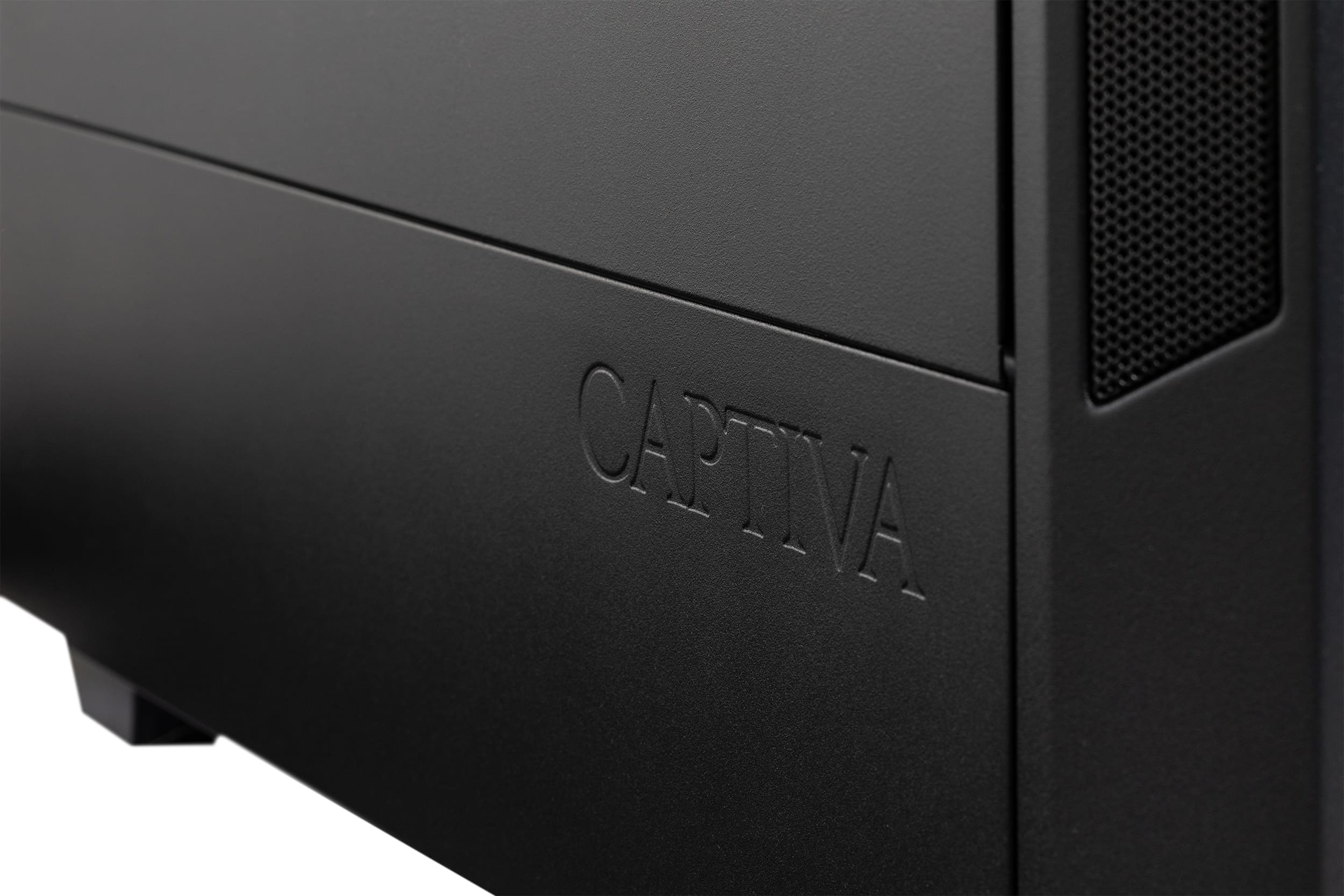Close-up van een zwarte computerkast met het woord "CAPTIVA" in reliëf op de zijkant.