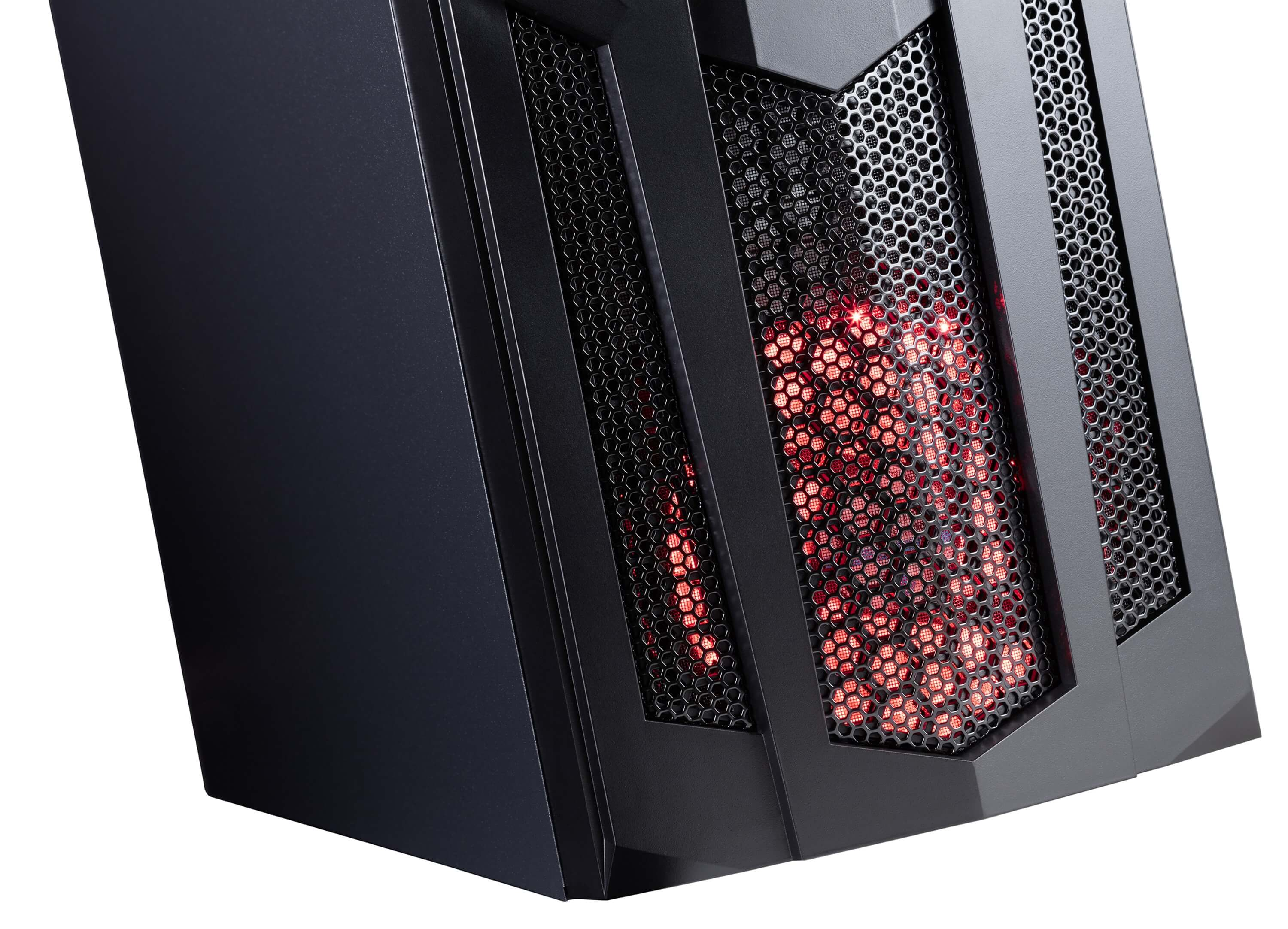 Schwarze Computercase-Ecke mit rot beleuchtetem Innenraum, Mesh-Details, auf weißem Grund.