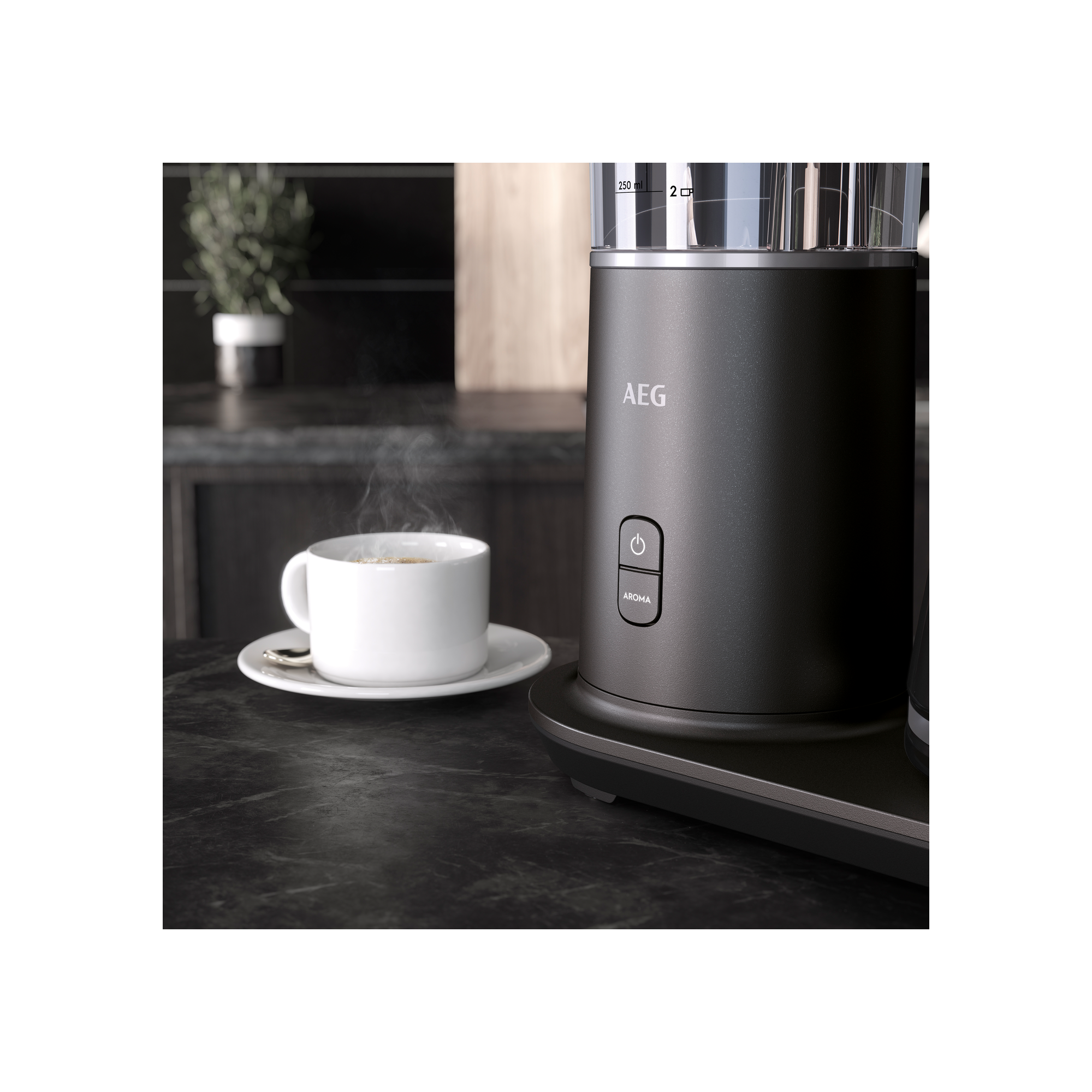 Czarny ekspres do kawy z białą filiżanką i spodkiem na czarnym blacie.