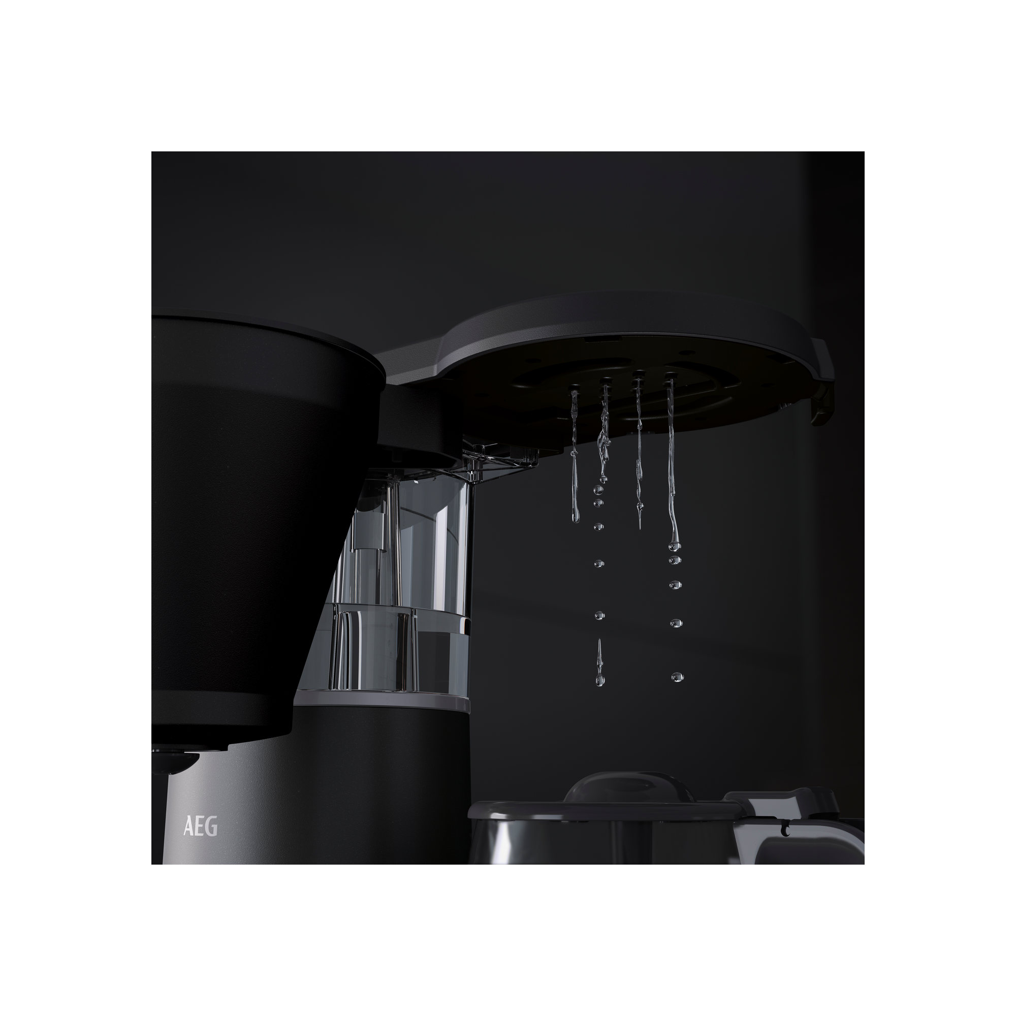 Czarny ekspres do kawy z wodą kapiącą do szklanego pojemnika.