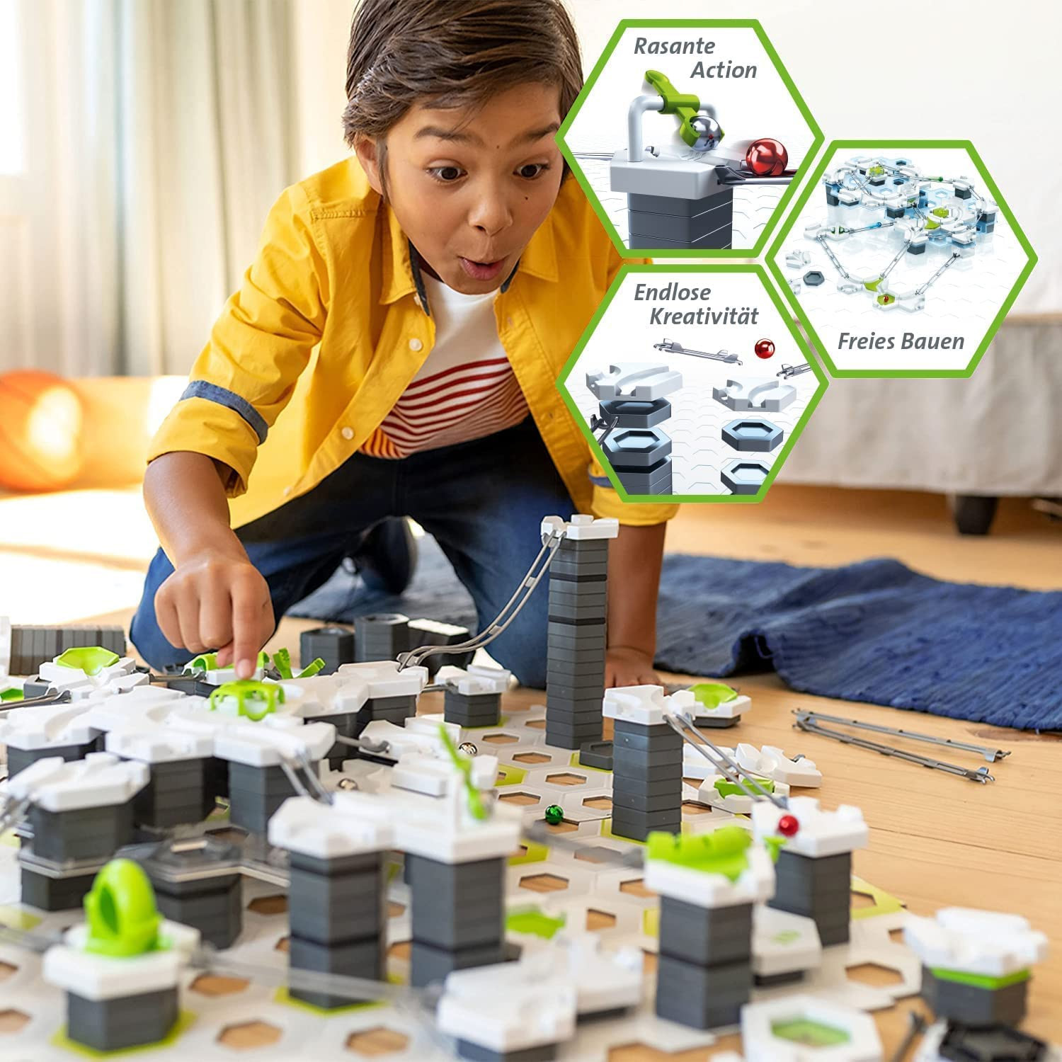 Chłopiec patrzący na tor kulkowy. Grafika przedstawia tor kulkowy i tekst.