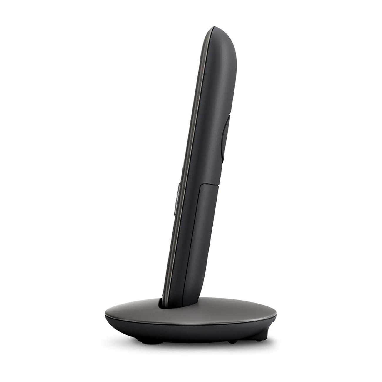 Teléfono negro sobre una base, en ángulo para mostrar el perfil lateral. Aislado sobre fondo blanco.